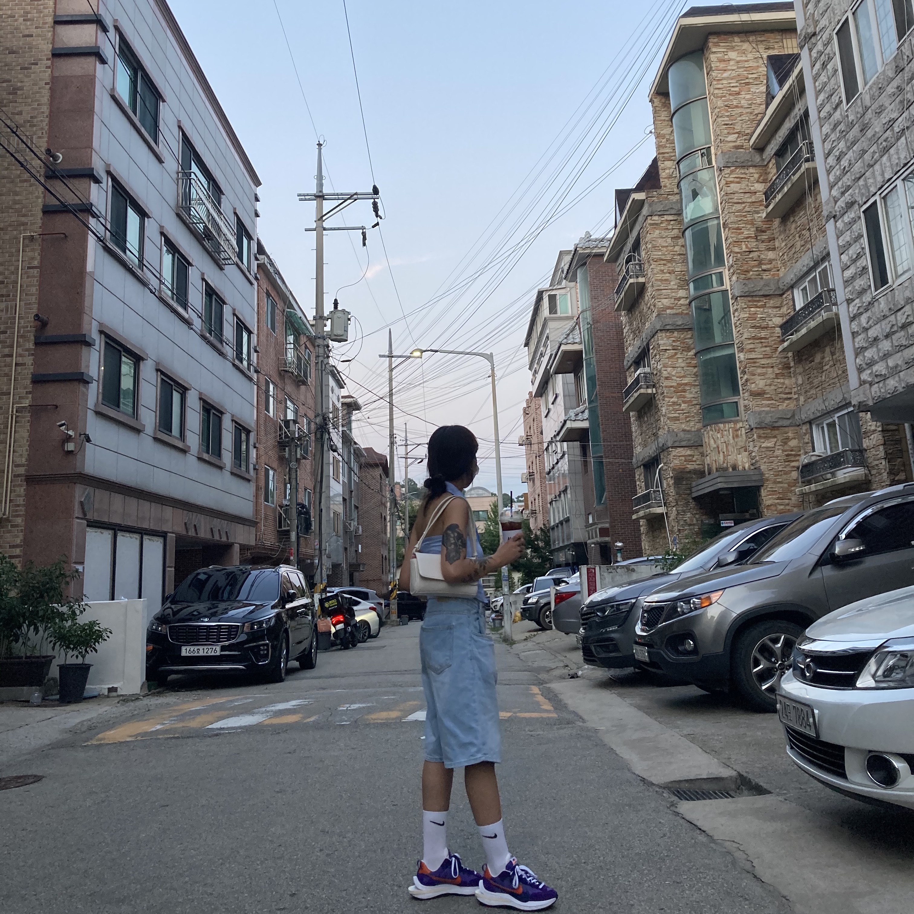 Nike x Sacai VaporWaffle Dark Iris 착용 스타일 - 2