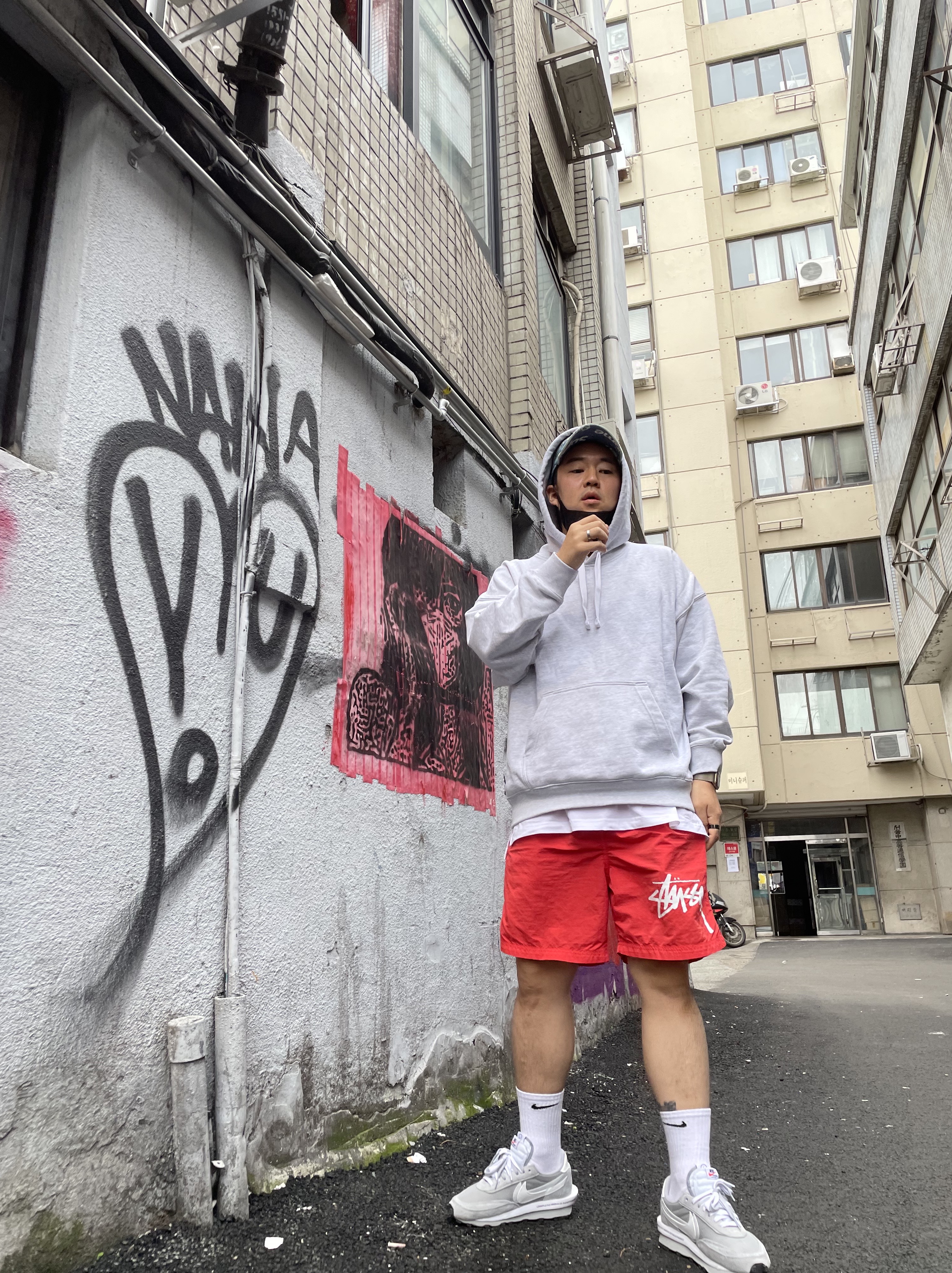 Supreme Frayed Logos Denim Camp Cap Blue - 21SS, Nike x Sacai x Fragment LDWaffle Light Smoke Grey 착용 스타일 - 2