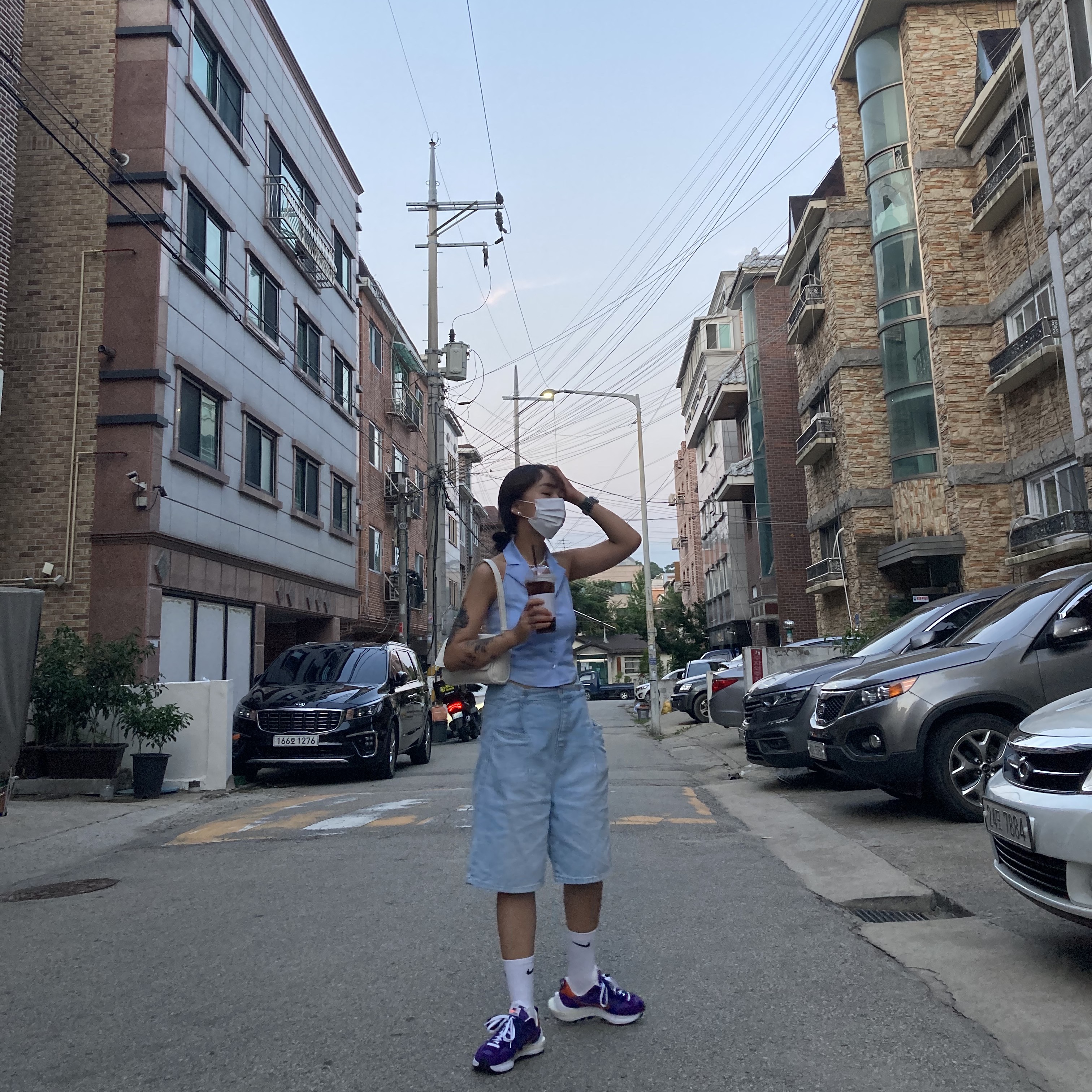 Nike x Sacai VaporWaffle Dark Iris 착용 스타일 - 3