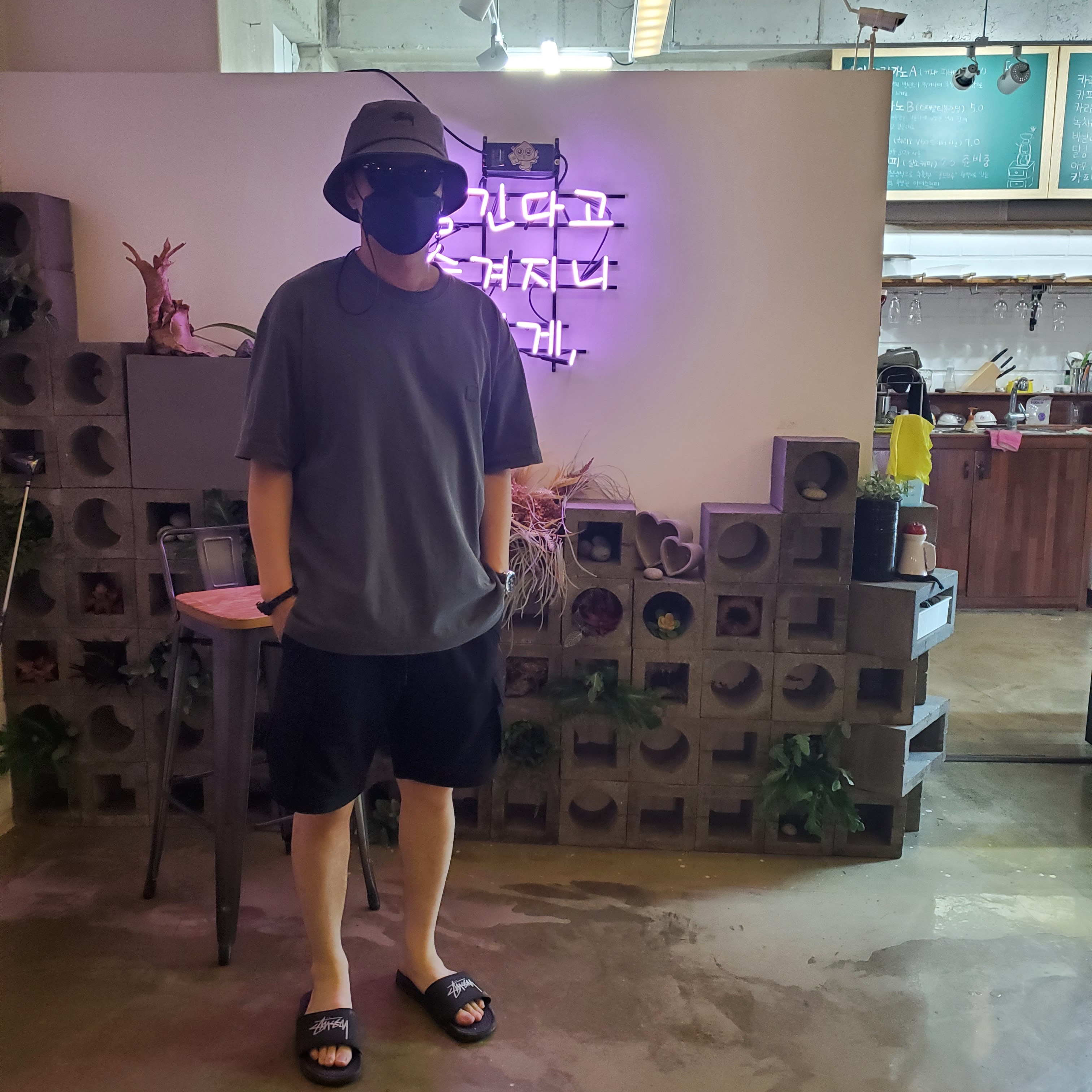 Nike x Stussy Benassi Slide Off Noir, Stussy Stock Bucket Hat Black 착용 스타일