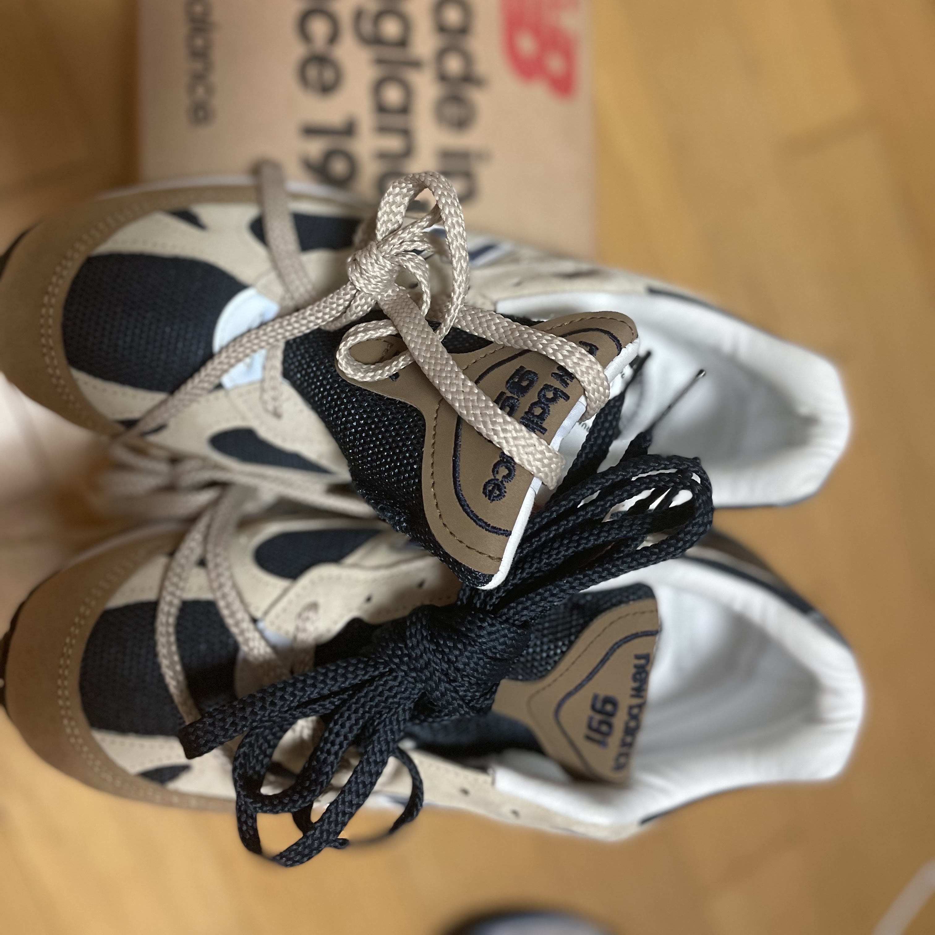 New Balance 991 Made in UK Cappuccino 착용 스타일 - 3