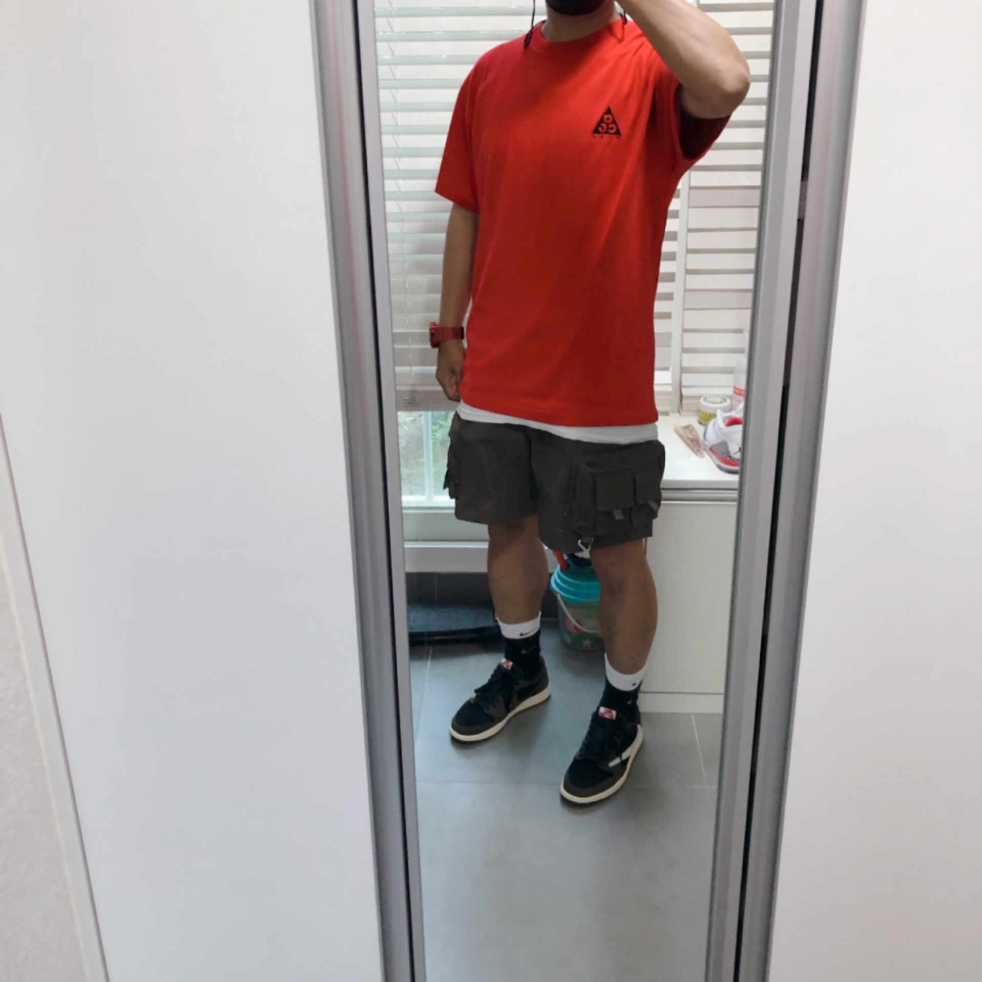Jordan 1 x Travis Scott Retro Low OG SP Mocha, Nike ACG Cargo Shorts Ironstone - Asia 착용 스타일 - 1
