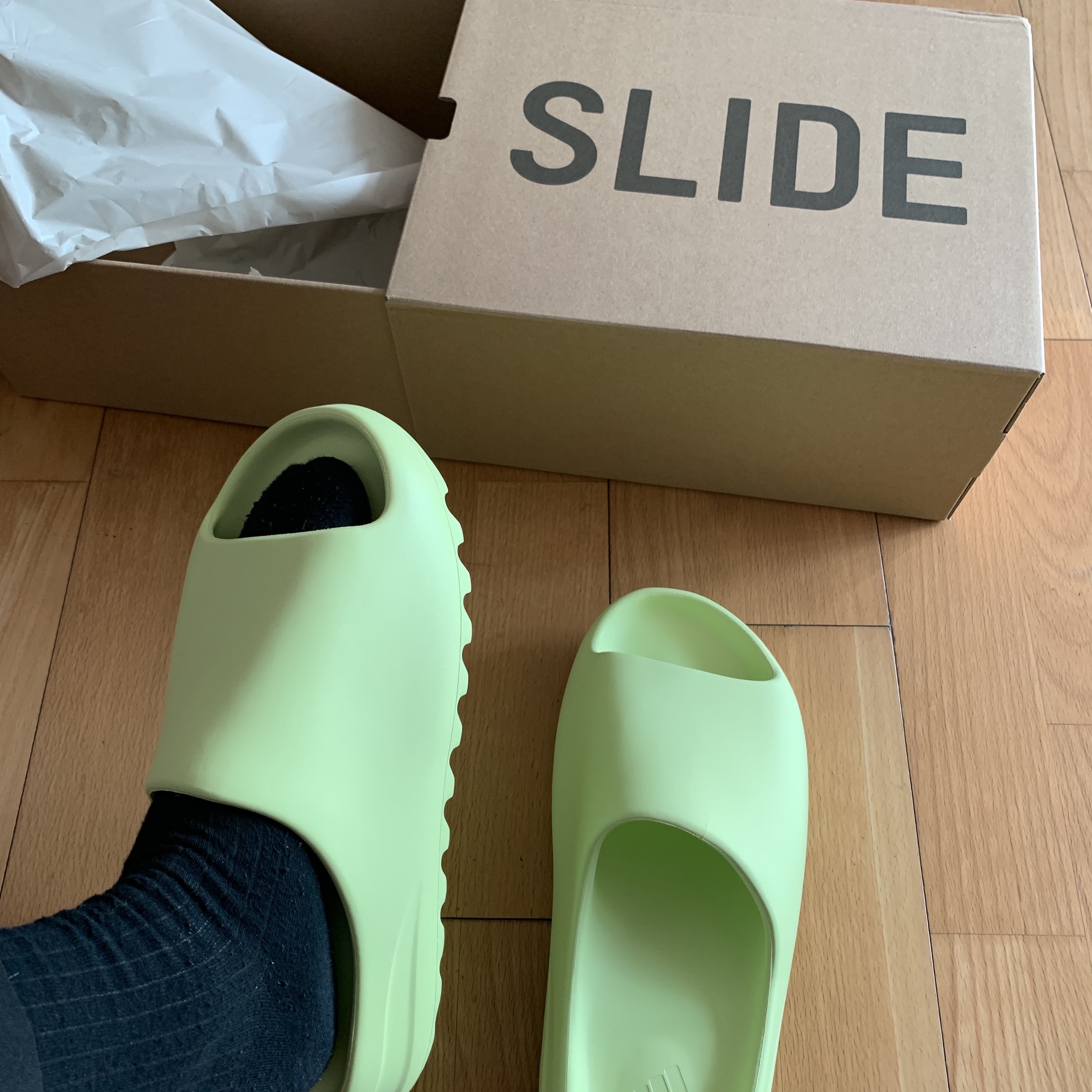 Adidas Yeezy Slide Glow Green 착용 스타일 - 2