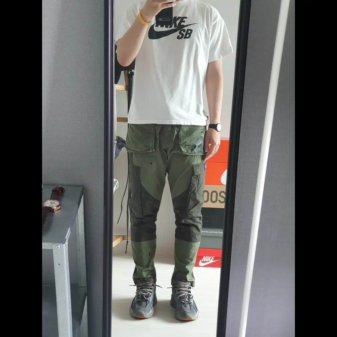 Jordan x Travis Scott Cargo Pants Olive, Adidas Yeezy Boost 700 V2 Mauve 착용 스타일