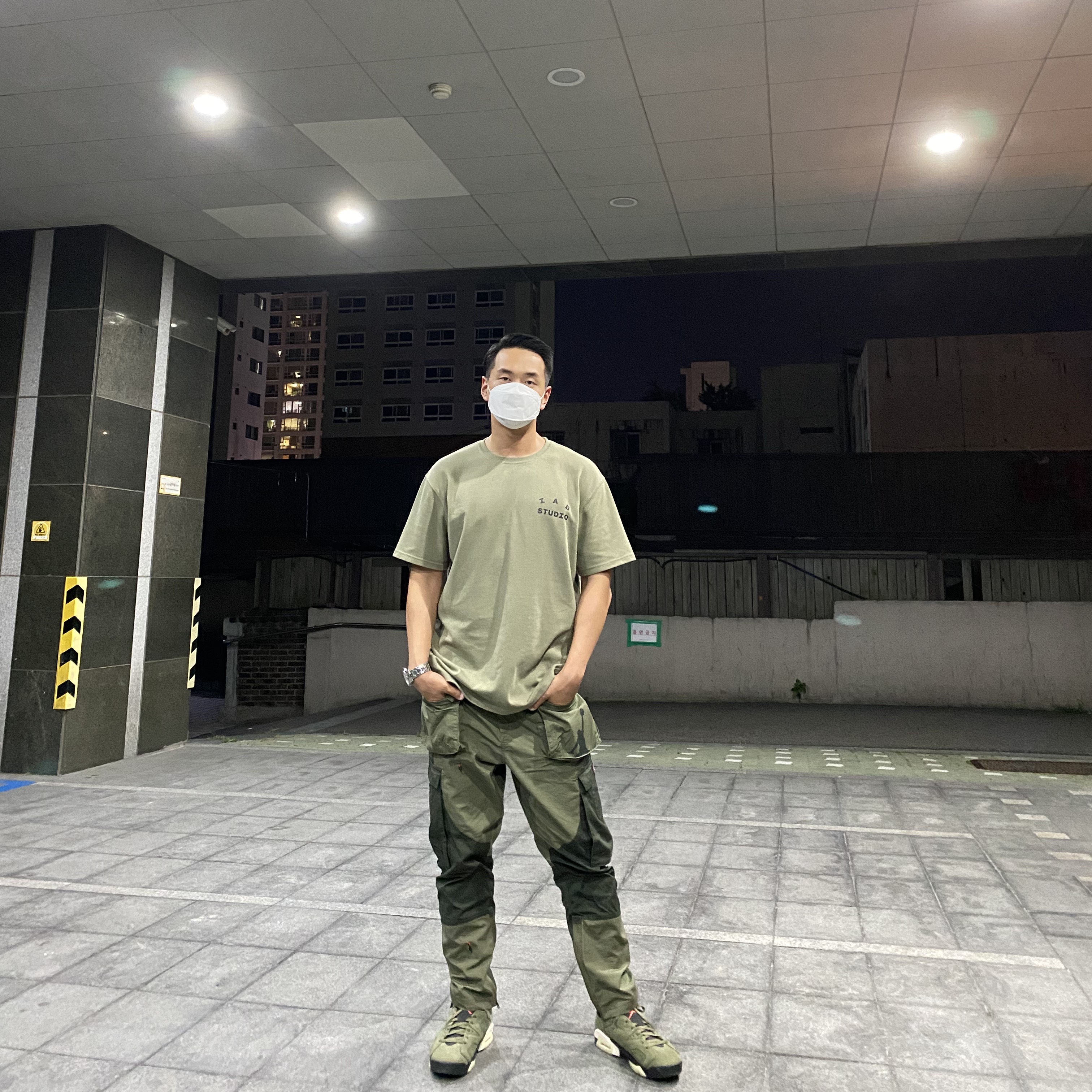 IAB Studio T-Shirt Olive Green, Jordan x Travis Scott Cargo Pants Olive 착용 스타일