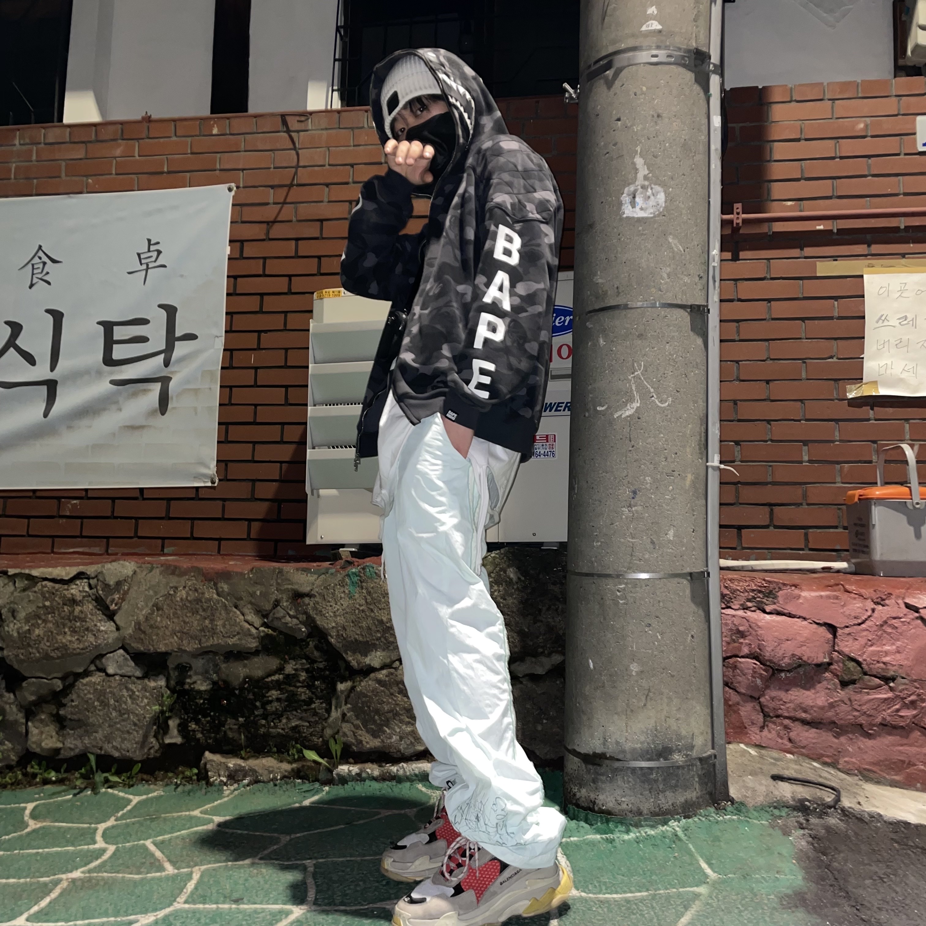 Balenciaga Triple S Grey Red Blue 2018 Reissue 착용 스타일