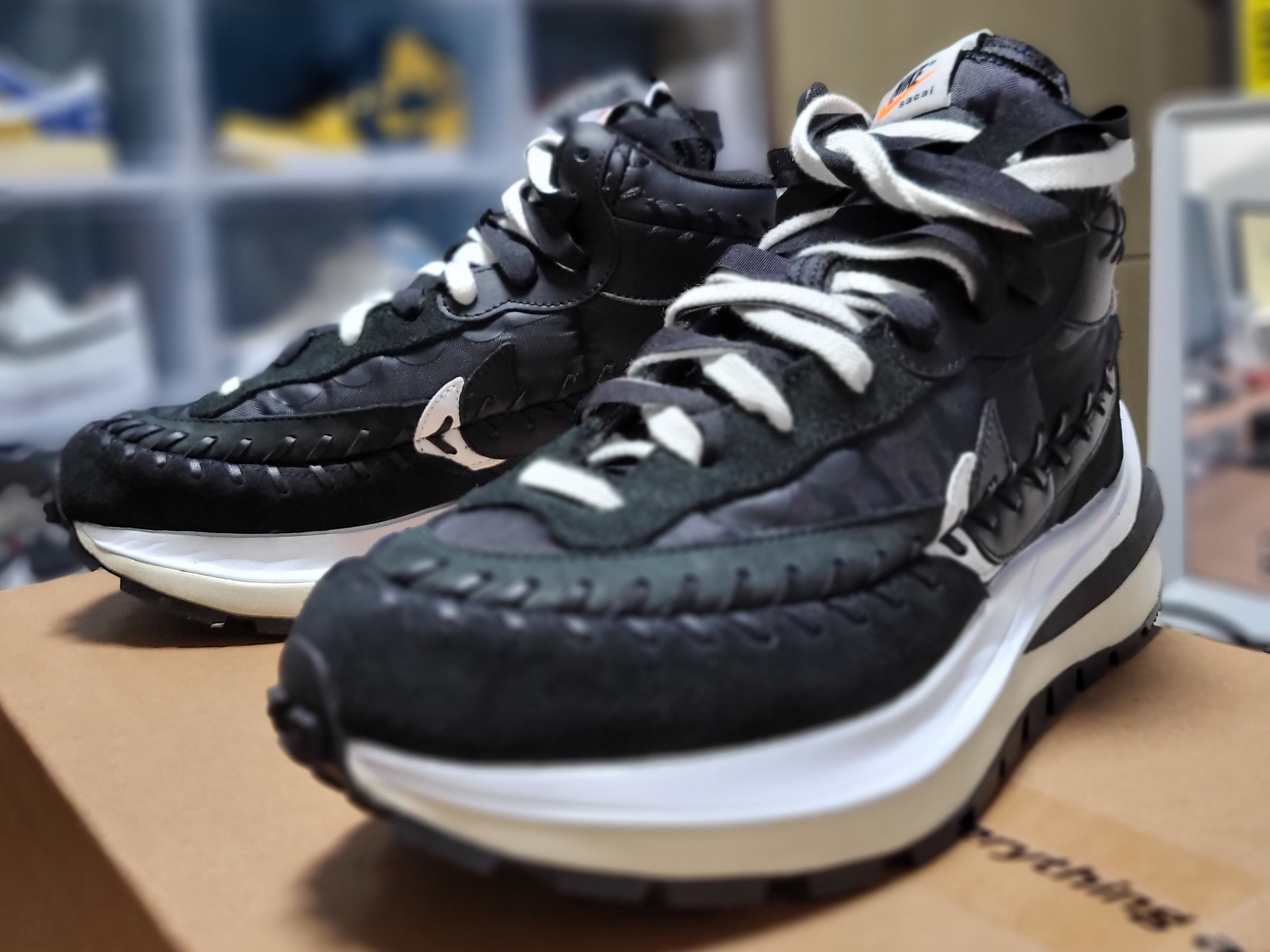 Nike x Sacai x Jean Paul Gaultier VaporWaffle Black White 착용 스타일 - 2