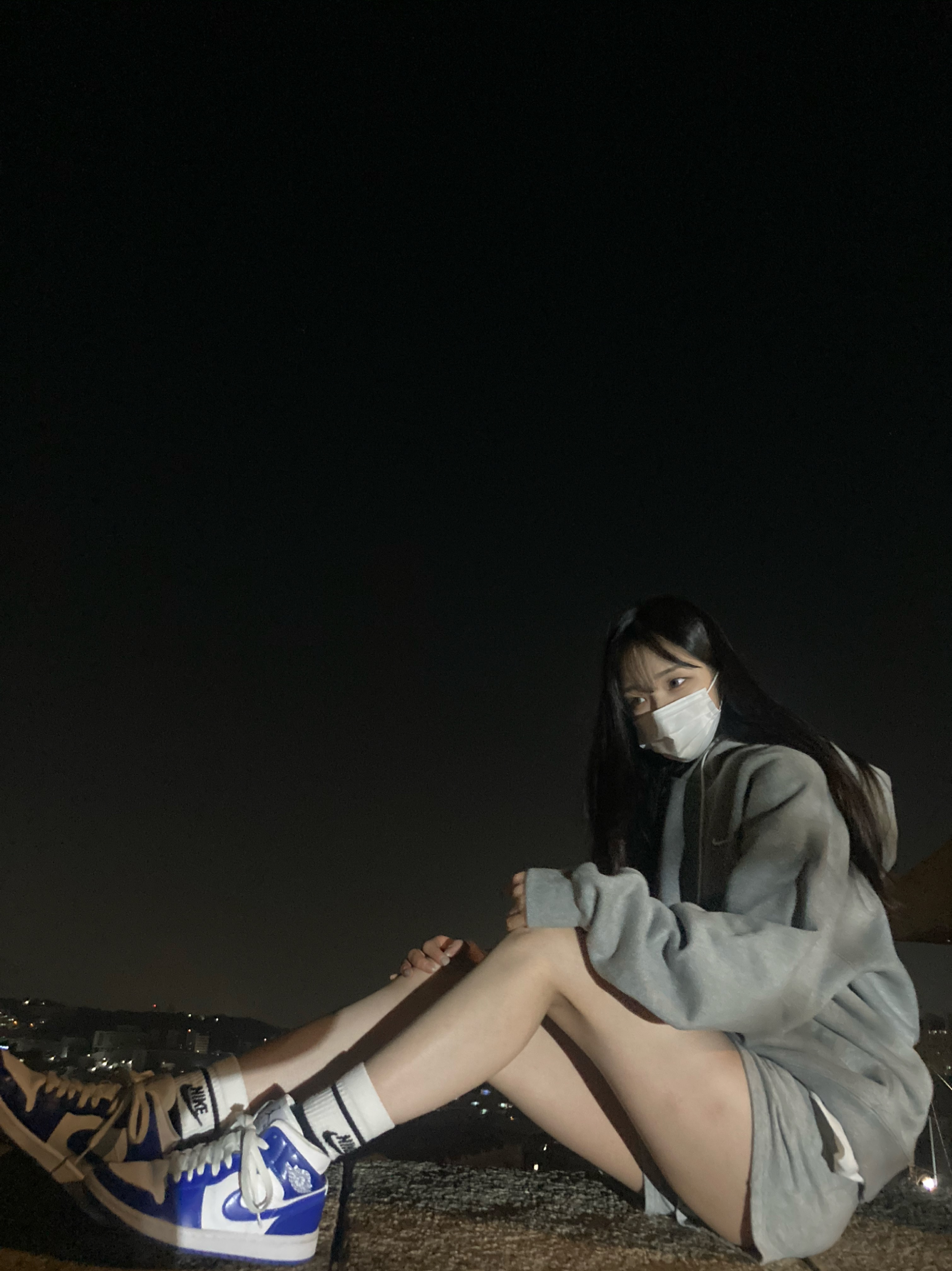 (W) Jordan 1 Mid White Hyper Royal, Nike NRG Solo Swoosh Fleece Hoodie Dark Grey Heather - US/EU 착용 스타일 - 4