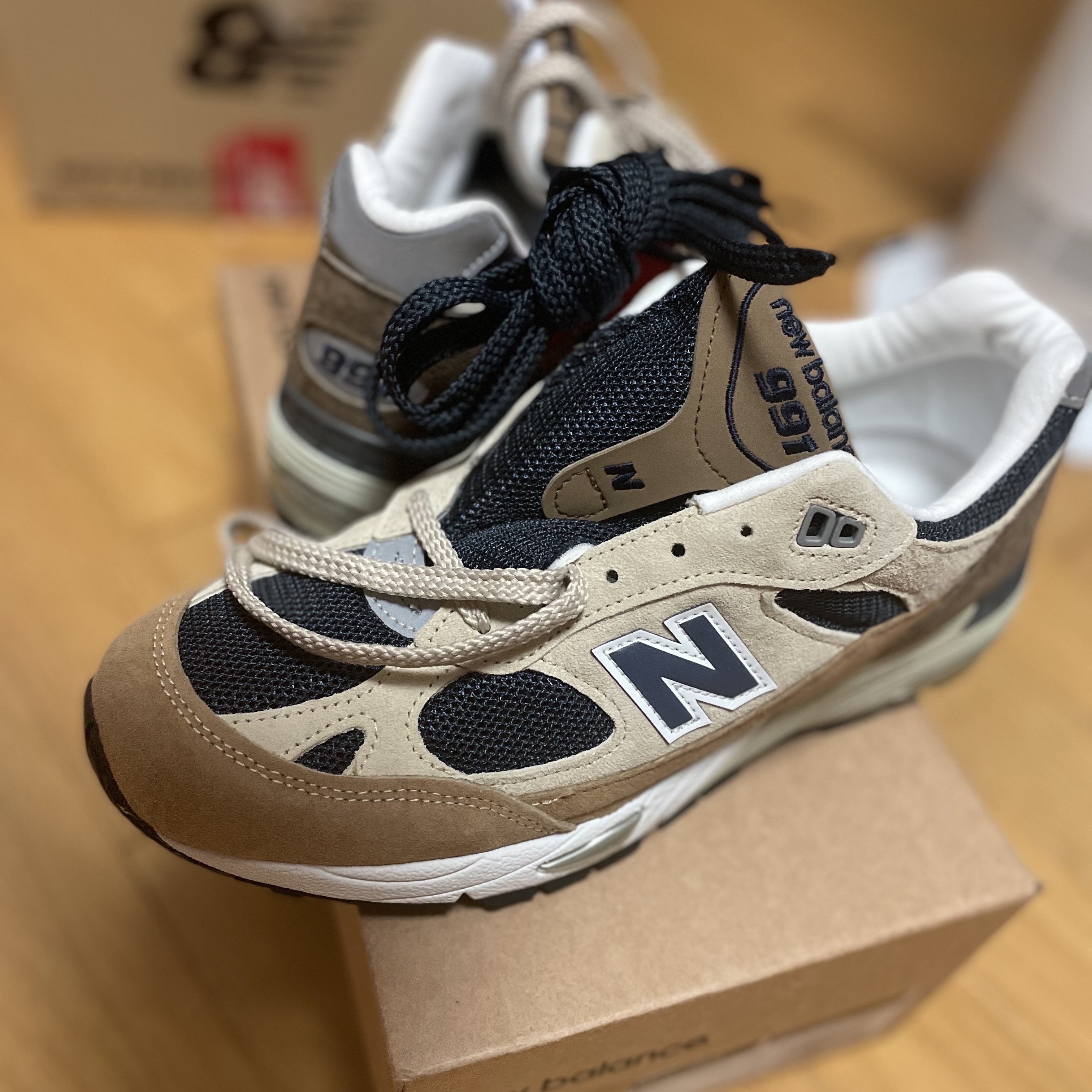 New Balance 991 Made in UK Cappuccino 착용 스타일 - 1