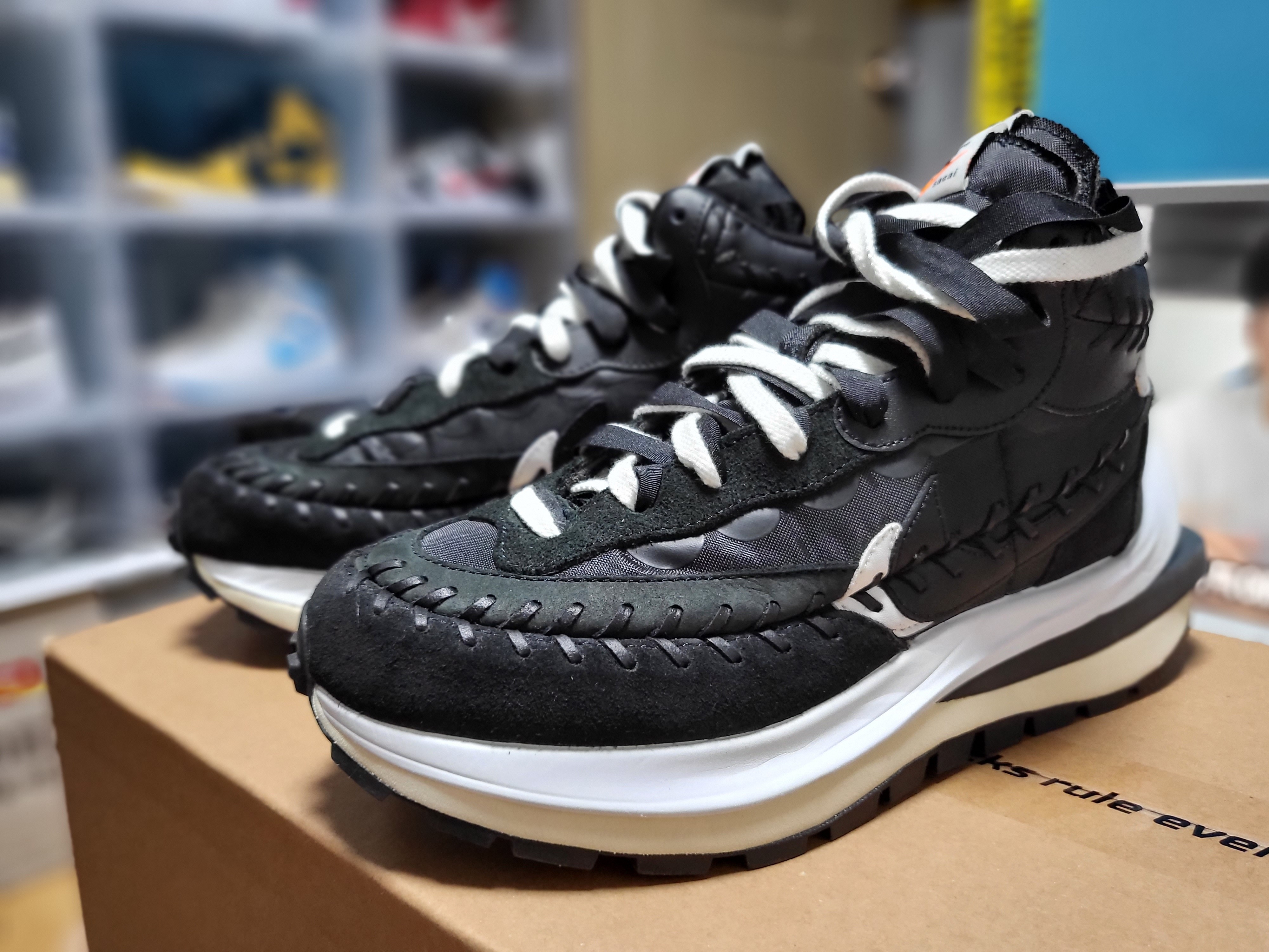 Nike x Sacai x Jean Paul Gaultier VaporWaffle Black White 착용 스타일 - 1