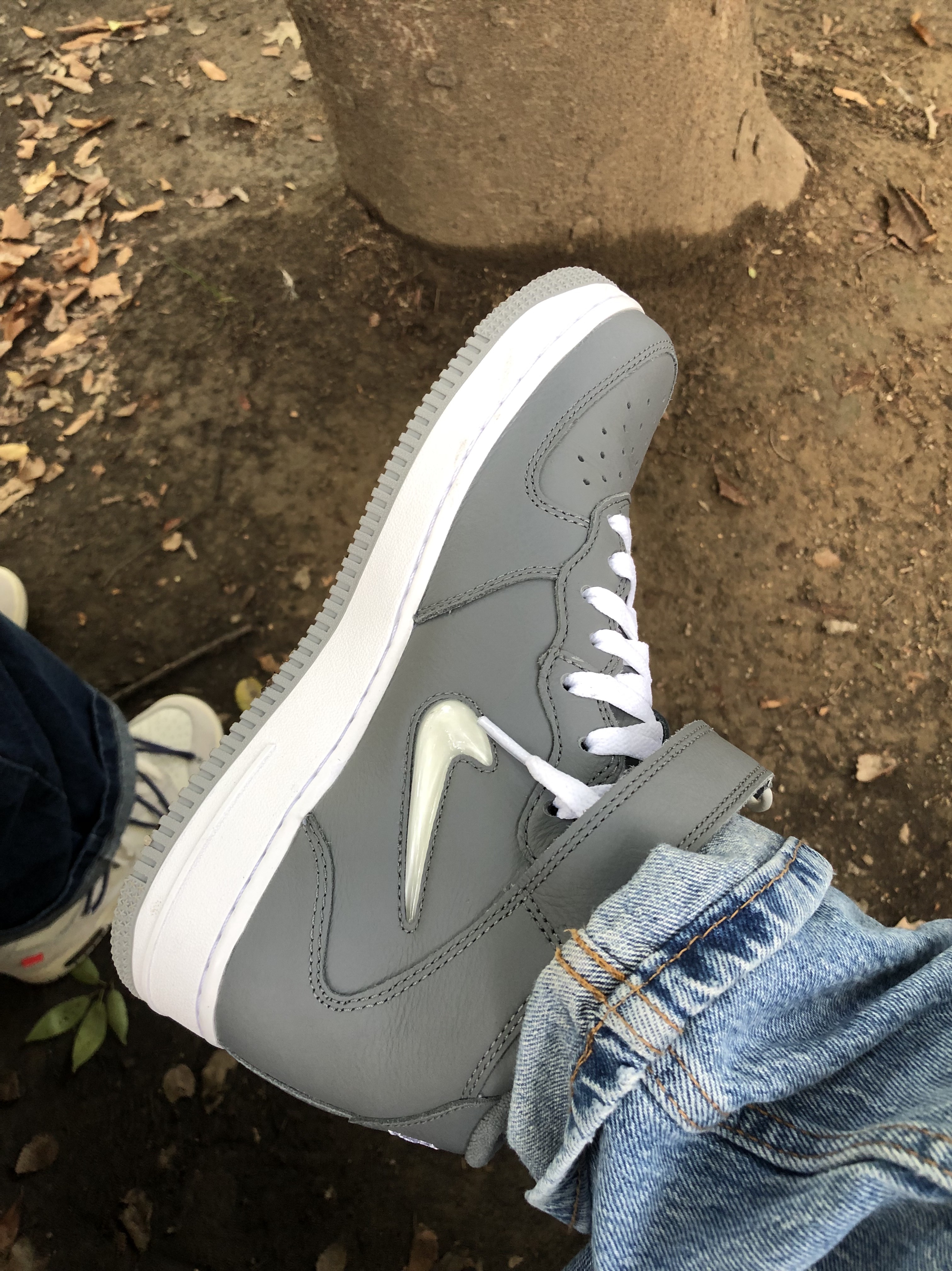 Nike Air Force 1 Mid QS NYC Cool Grey 착용 스타일 - 2