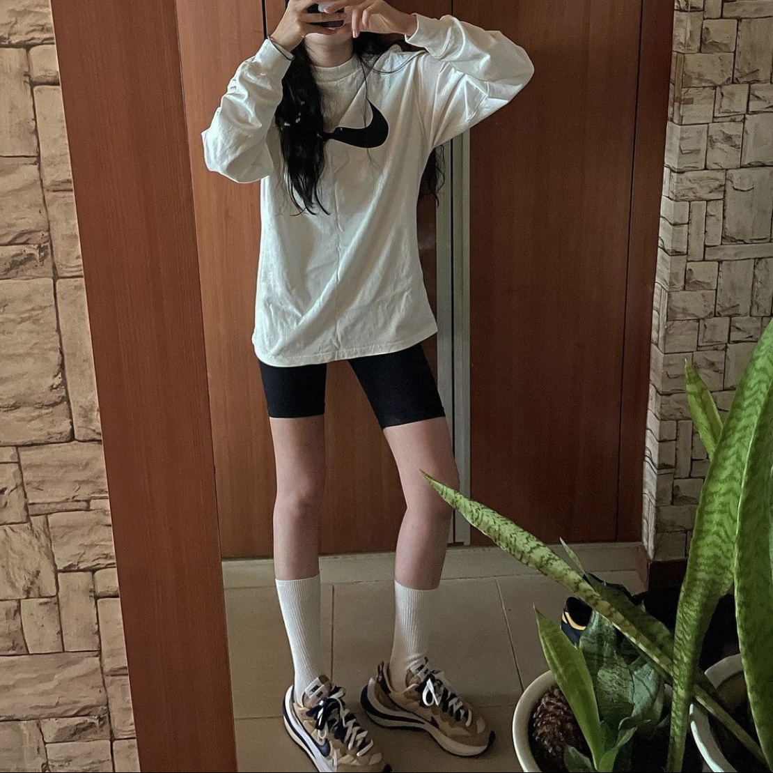 Nike x Sacai VaporWaffle Sesame and Blue Void, Nike x Stussy Big Swoosh LS T-Shirt White - Asia 착용 스타일
