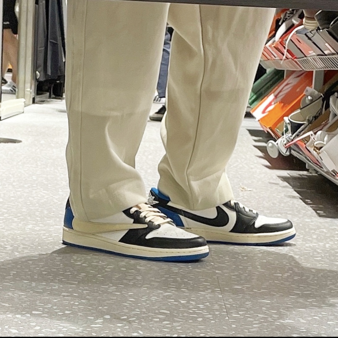 Jordan 1 x Travis Scott x Fragment Retro Low OG SP Military Blue 착용 스타일 - 2