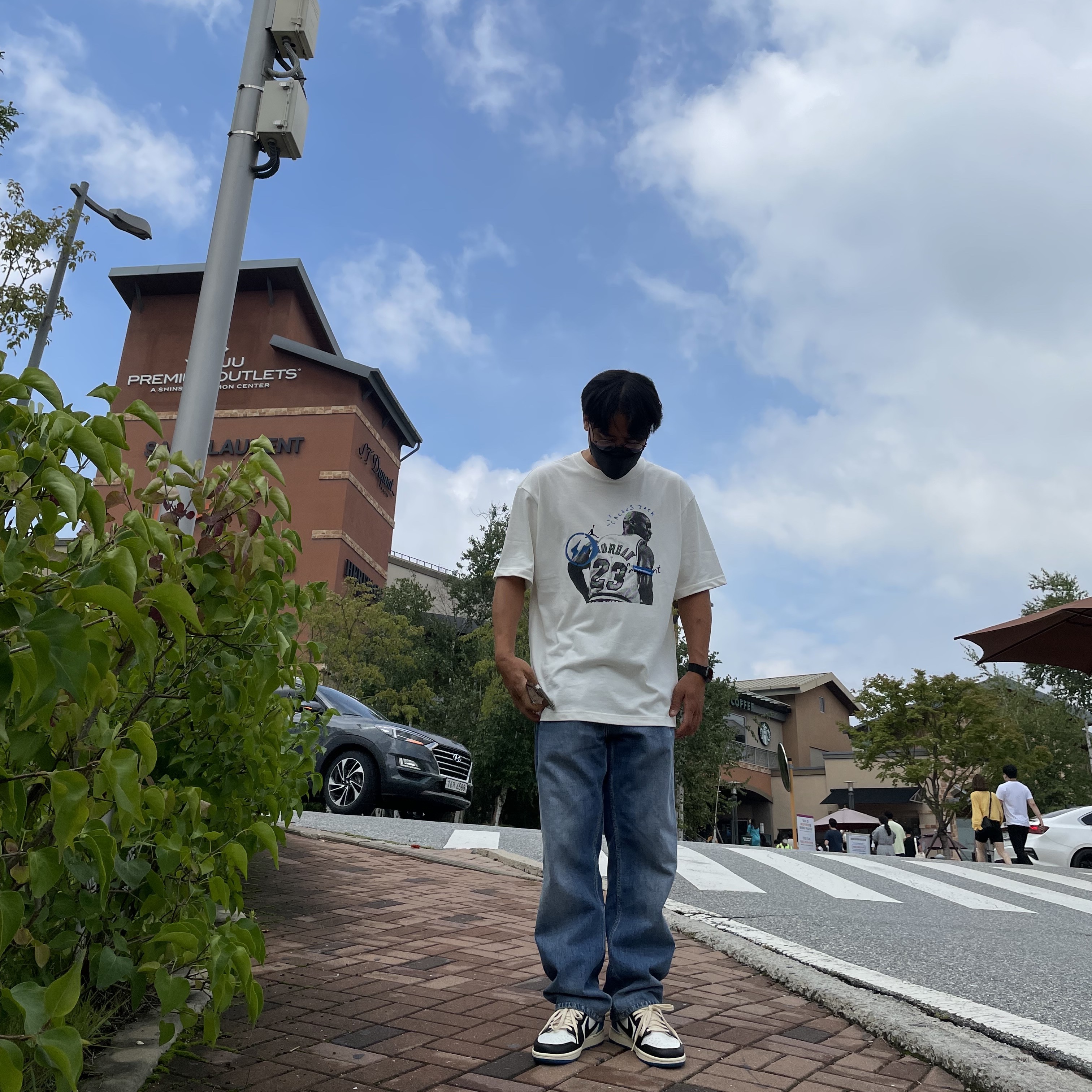 Jordan 1 x Travis Scott x Fragment Retro Low OG SP Military Blue, Jordan x Travis Scott x Fragment T-Shirt Sail (DJ0619-133) 착용 스타일