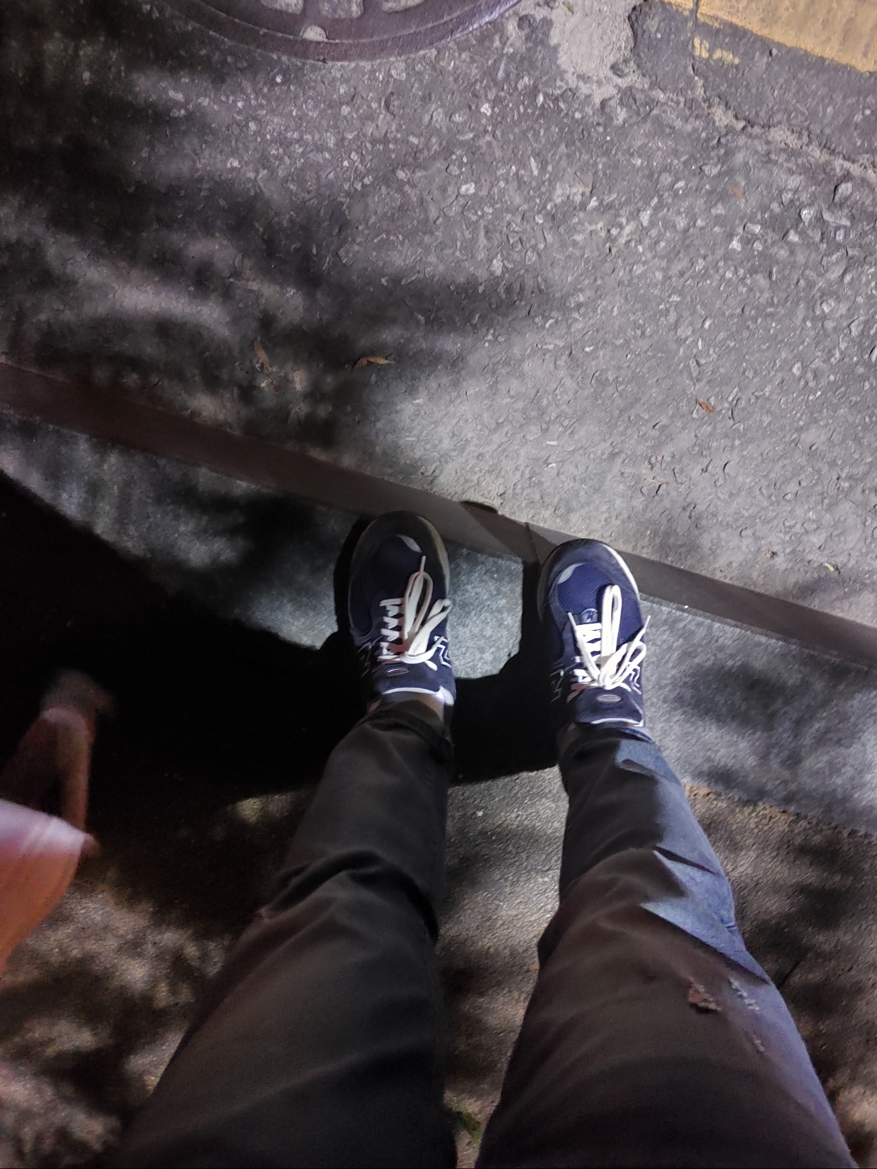 New Balance 2002R Navy 착용 스타일