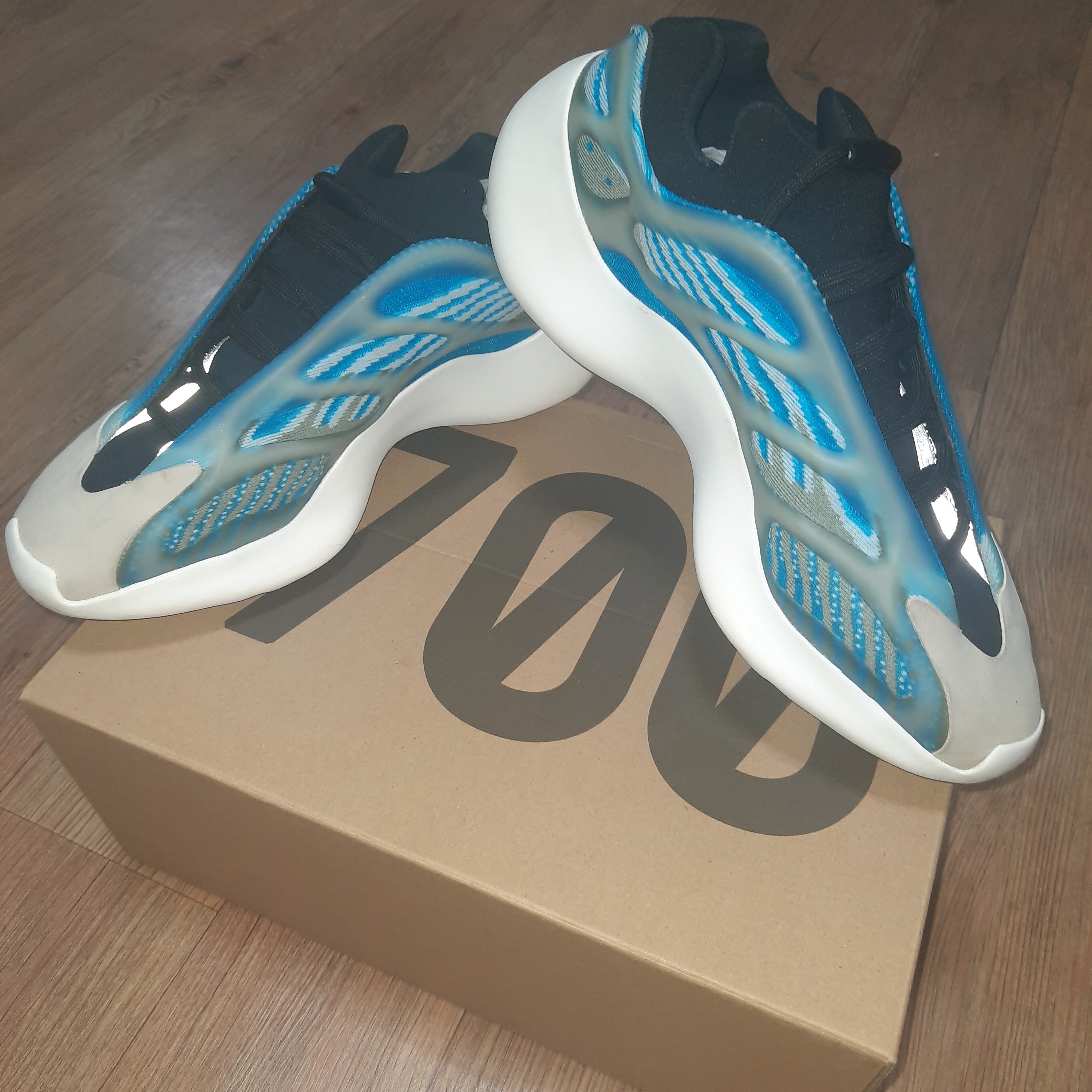 Adidas Yeezy 700 V3 Arzareth 착용 스타일 - 1