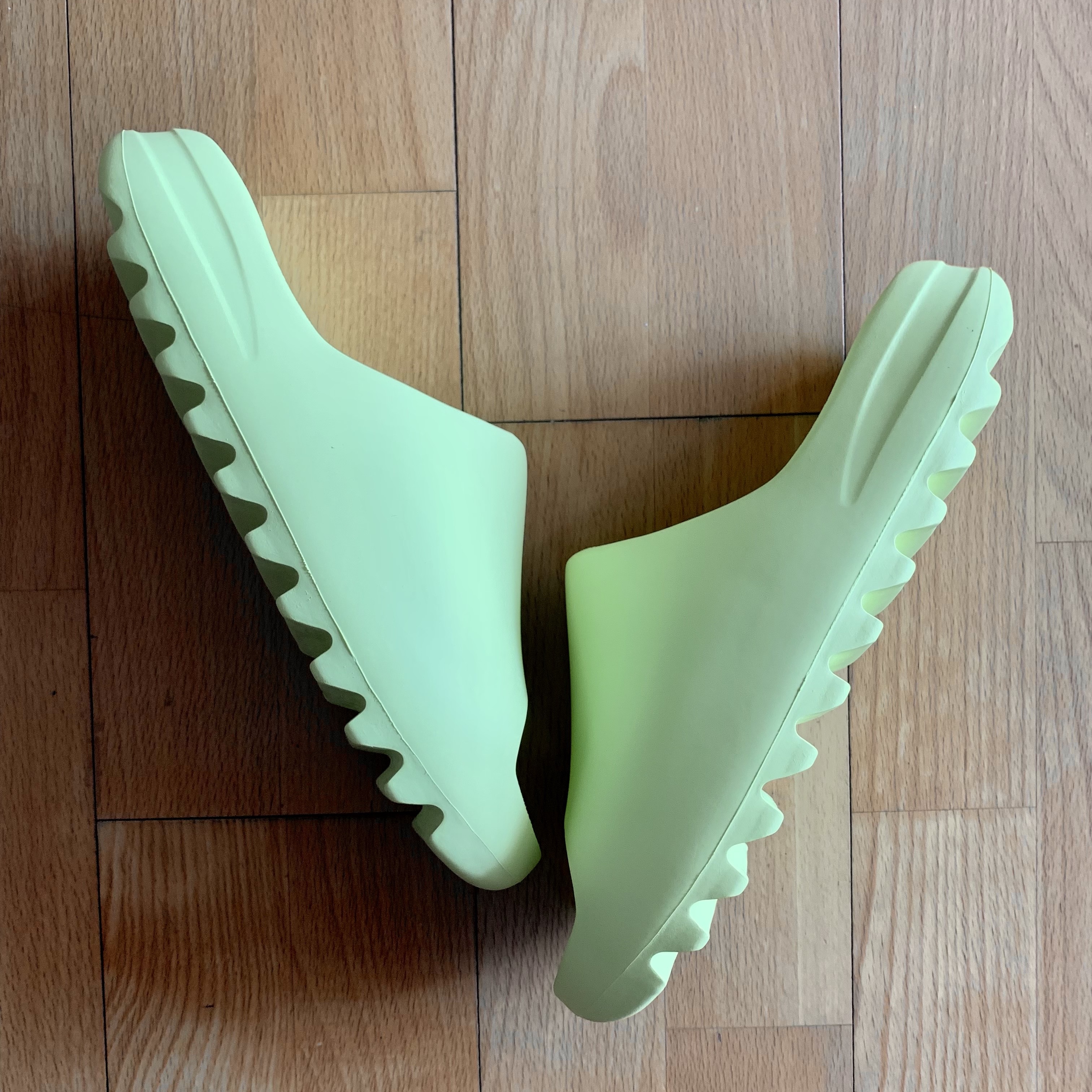 Adidas Yeezy Slide Glow Green 착용 스타일 - 1