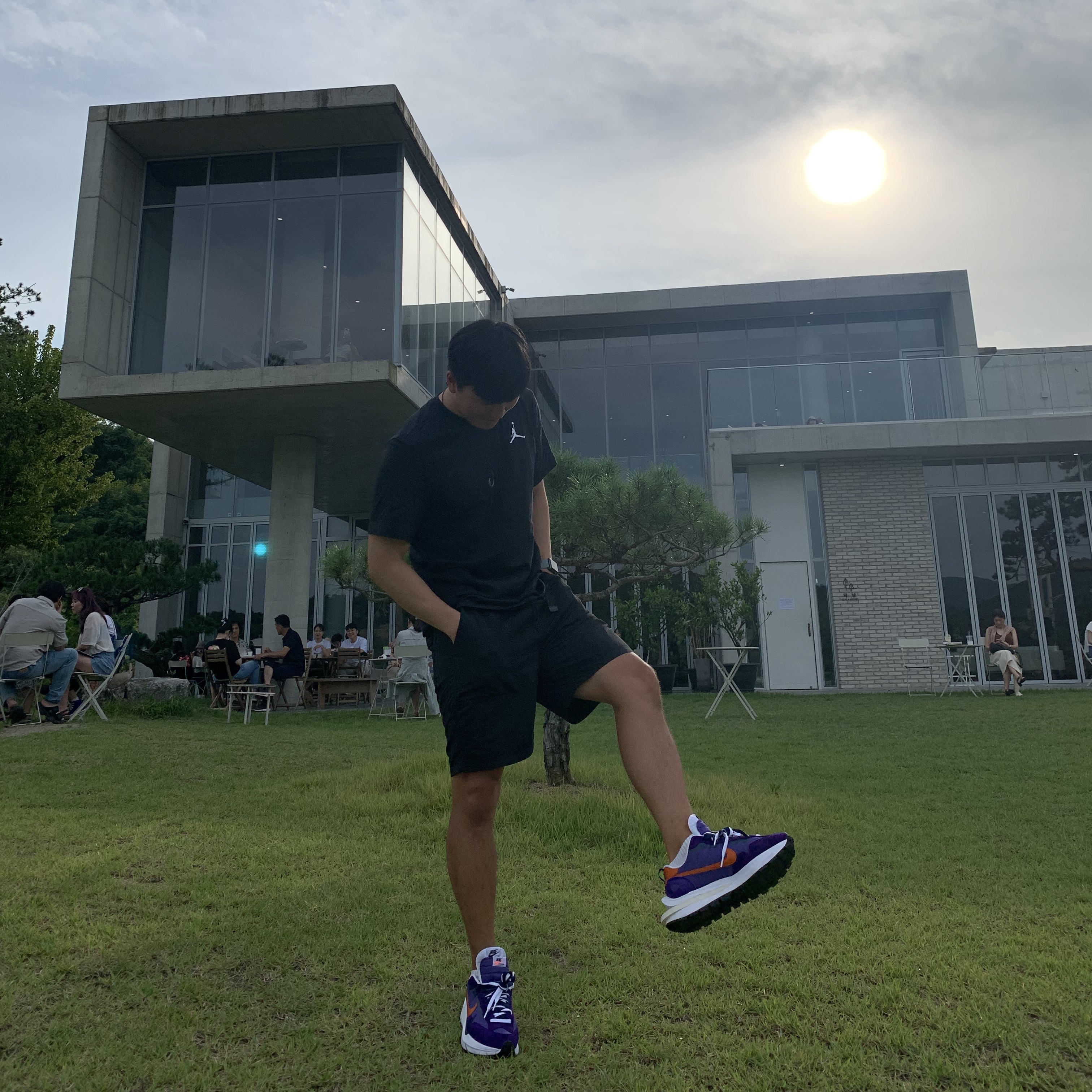 Nike x Sacai VaporWaffle Dark Iris 착용 스타일