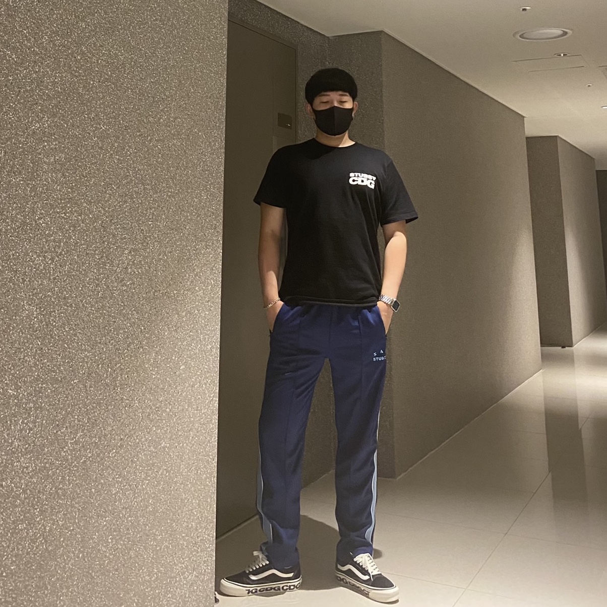 Stussy x CDG Surfman T-Shirt Black, IAB Studio Track Pants Navy - 21SS 착용 스타일 - 1