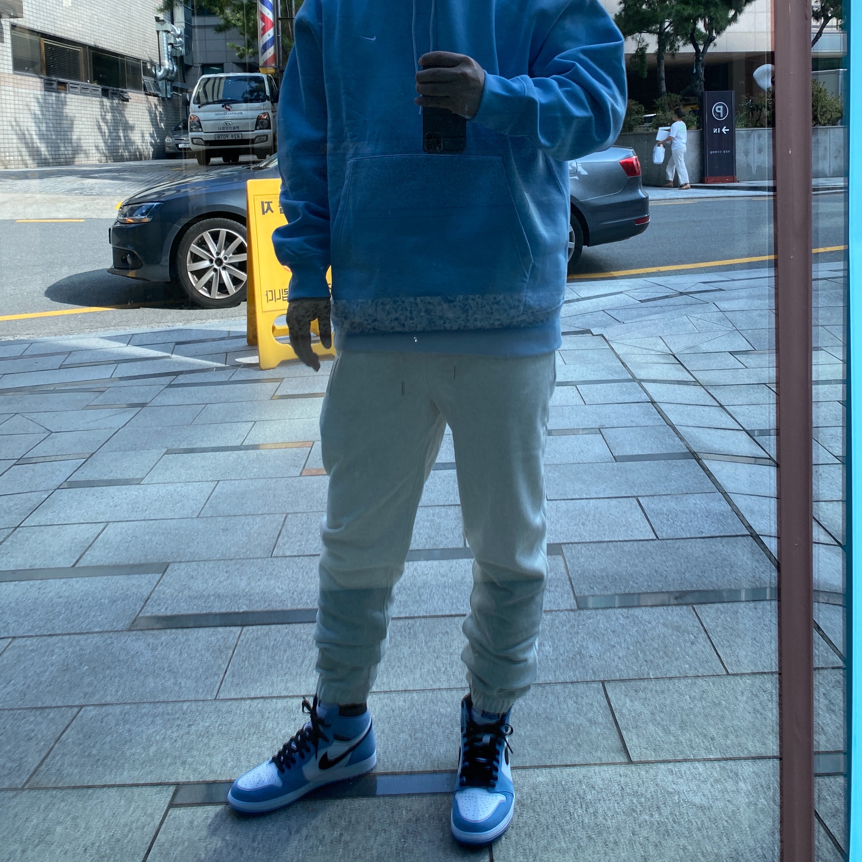 Jordan 1 Retro High OG University Blue, Nike NRG Solo Swoosh Fleece Hoodie Psychic Blue - US/EU 착용 스타일 - 2
