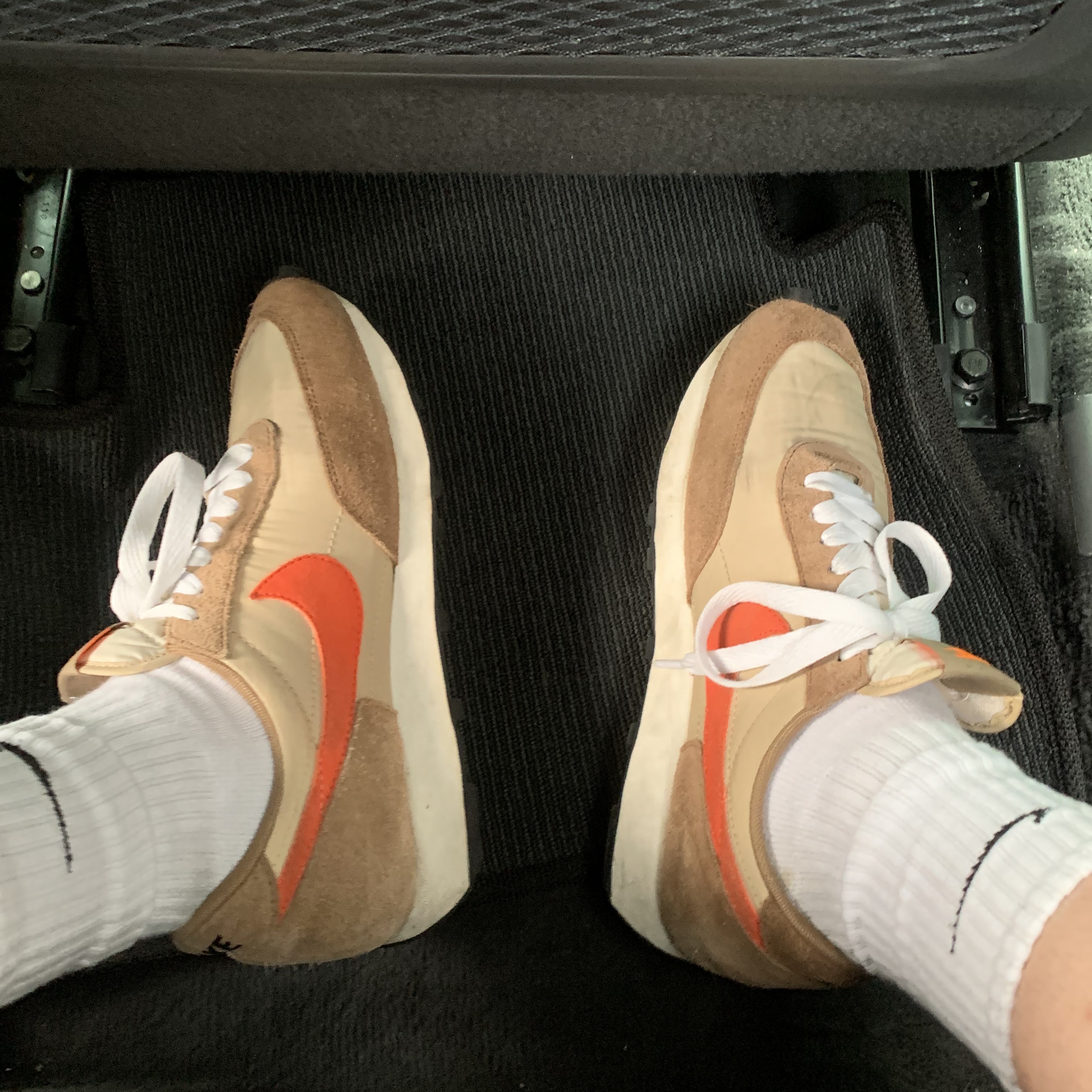 Nike Daybreak SP Vegas Gold College Orange 착용 스타일
