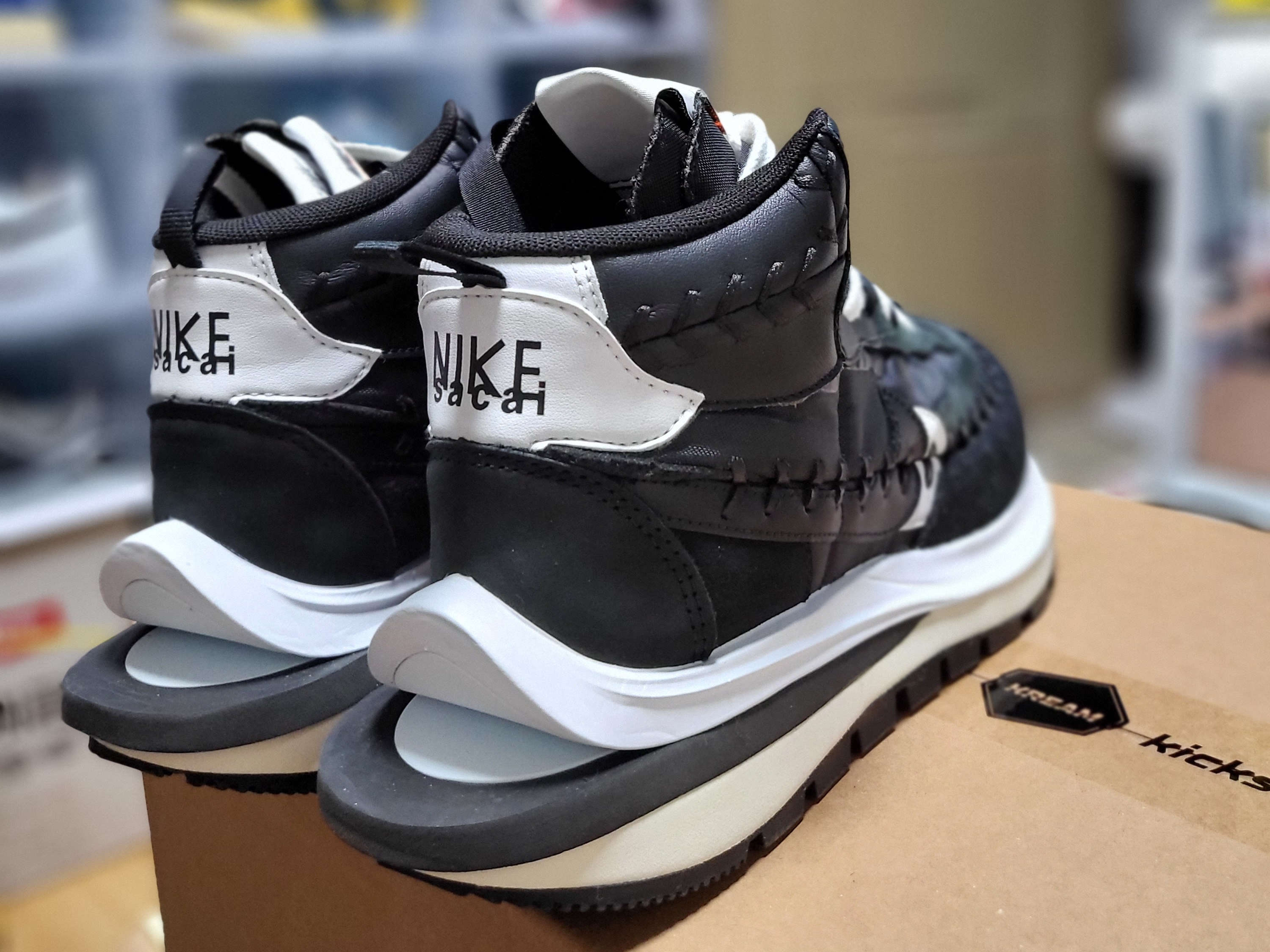 Nike x Sacai x Jean Paul Gaultier VaporWaffle Black White 착용 스타일 - 3