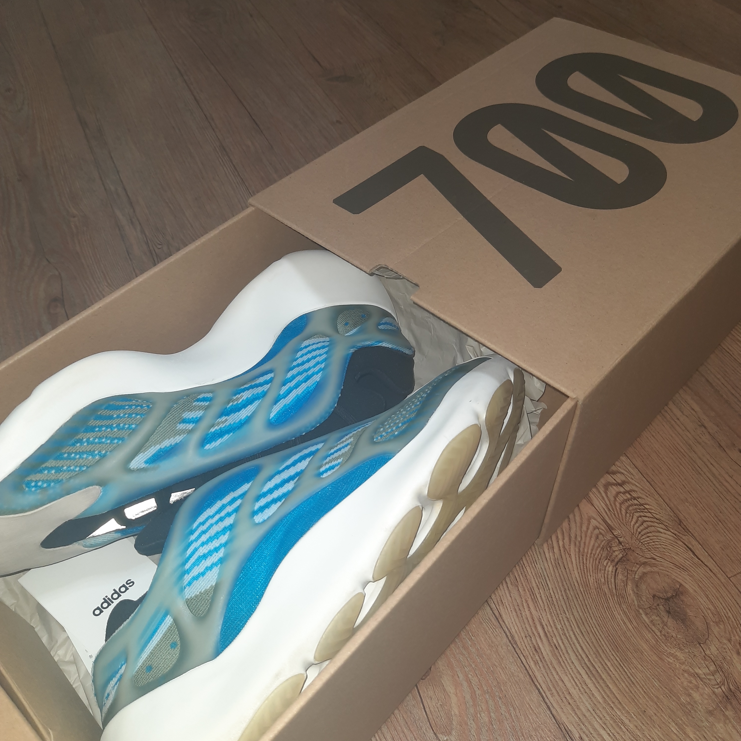 Adidas Yeezy 700 V3 Arzareth 착용 스타일 - 2