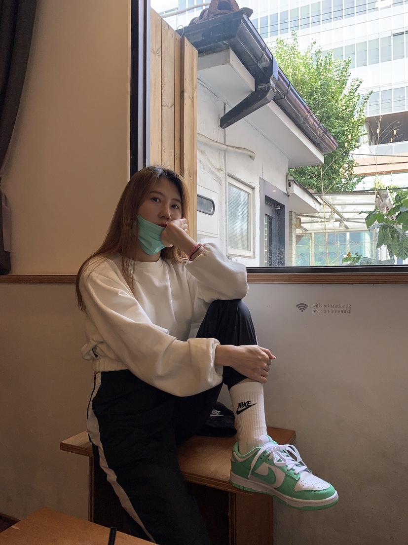 (W) Nike Dunk Low Green Glow 착용 스타일 - 1