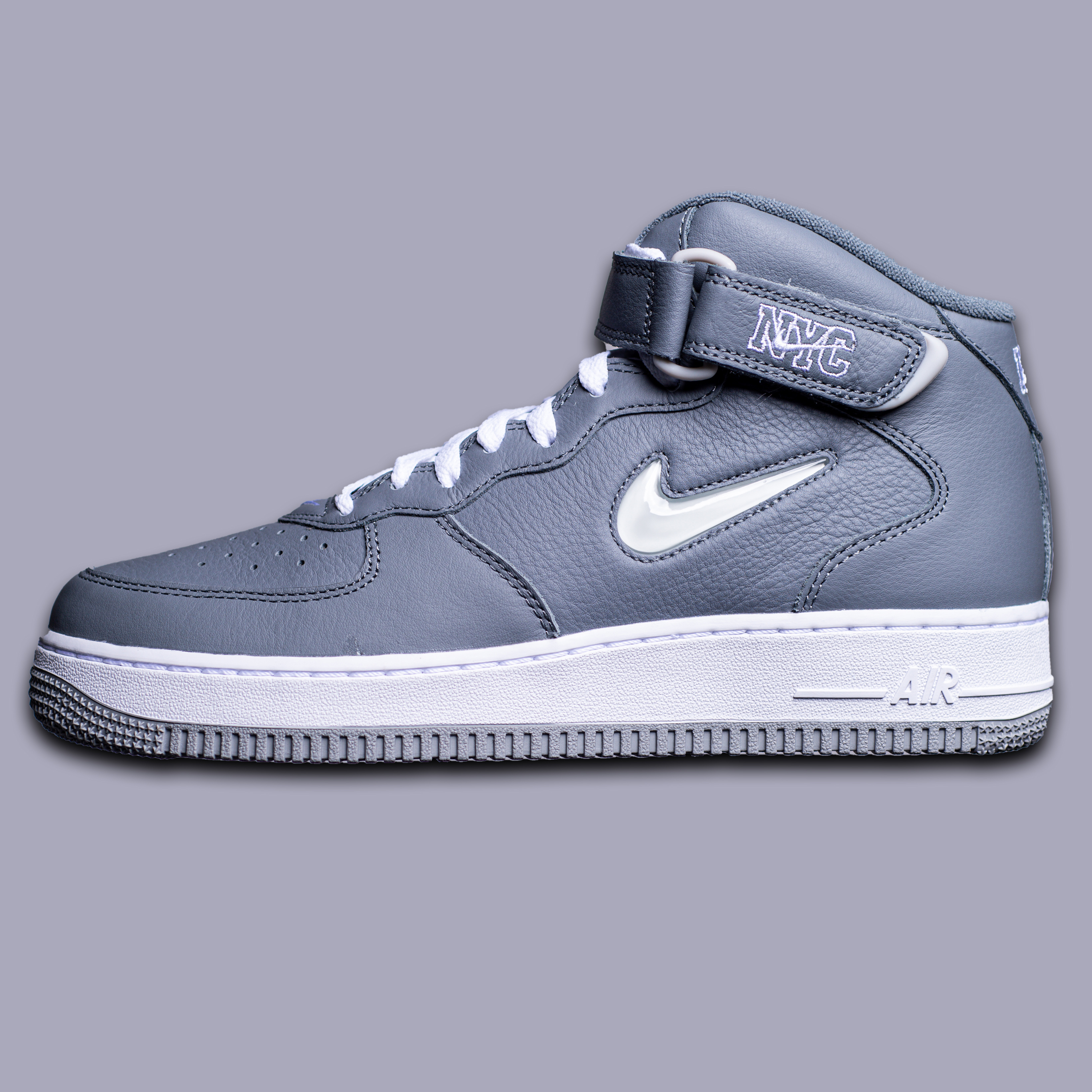 Nike Air Force 1 Mid QS NYC Cool Grey 착용 스타일 - 5