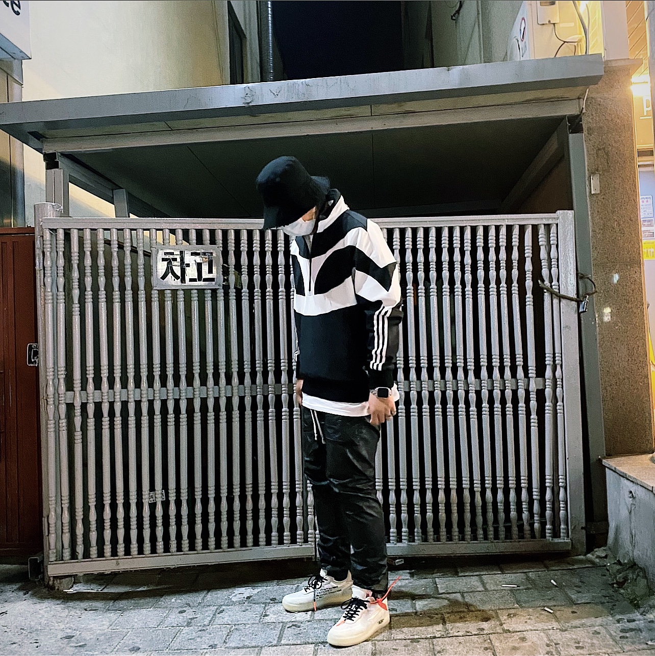 Nike x Off-White Air Force 1 Low The Ten, Stussy x Rick Owens 40 WT T-Shirt 착용 스타일