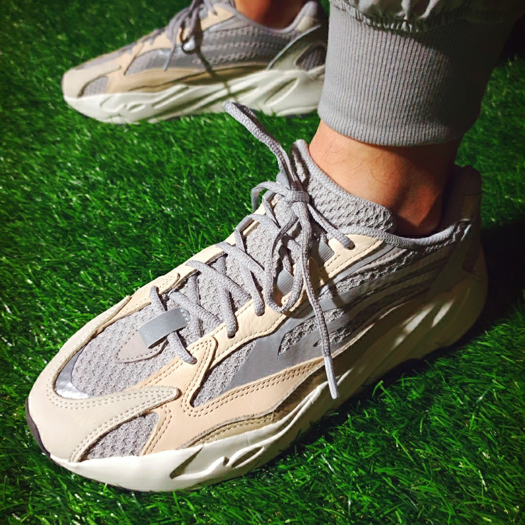 Adidas Yeezy Boost 700 V2 Cream 착용 스타일 - 4