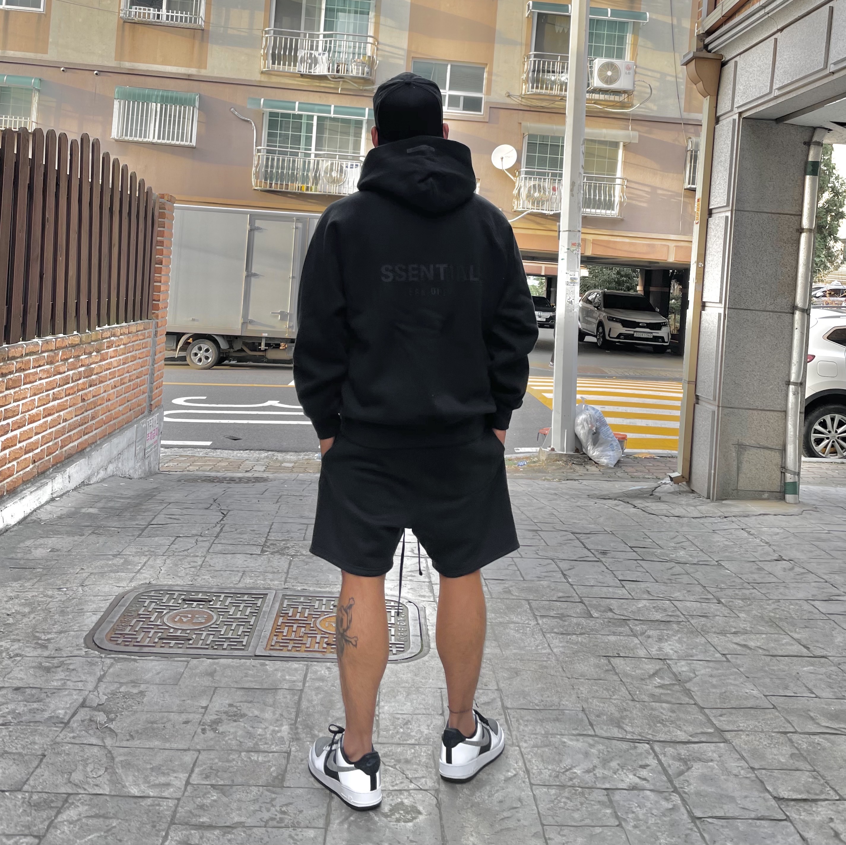 Essentials Pull-Over Hoodie Black - 21SS, Essentials Sweatshorts Black - 21SS 착용 스타일 - 1