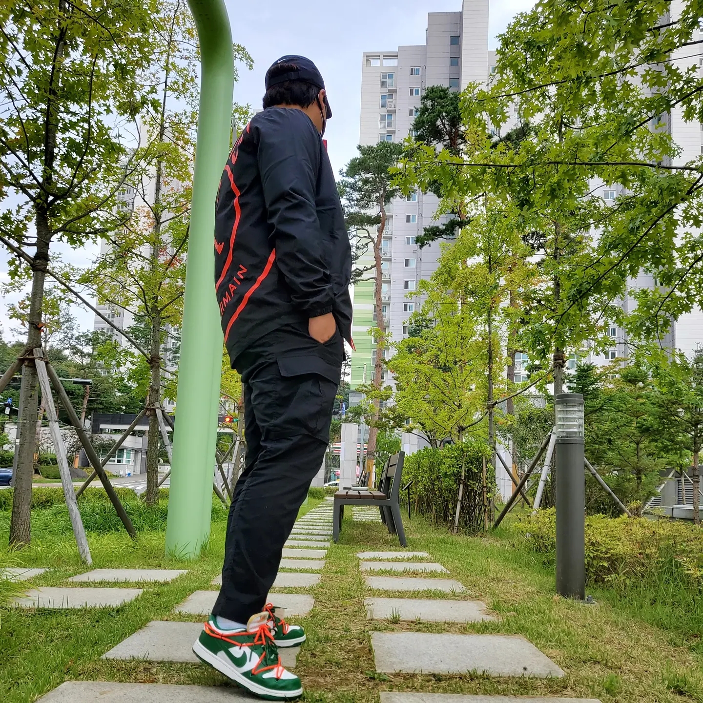 Jordan x Paris Saint-Germain Coach Jacket Black Infrared, Nike x Off-White Dunk Low Pine Green 착용 스타일 - 1