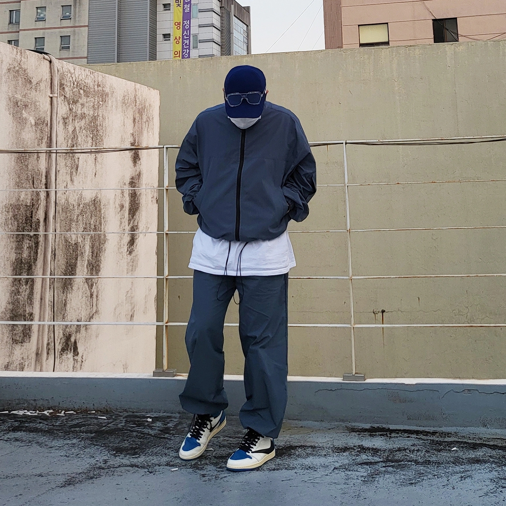 Jordan 1 x Travis Scott x Fragment Retro High OG SP Military Blue, Nike x Drake Nocta Cardinal Stock Essential Cap Navy 착용 스타일
