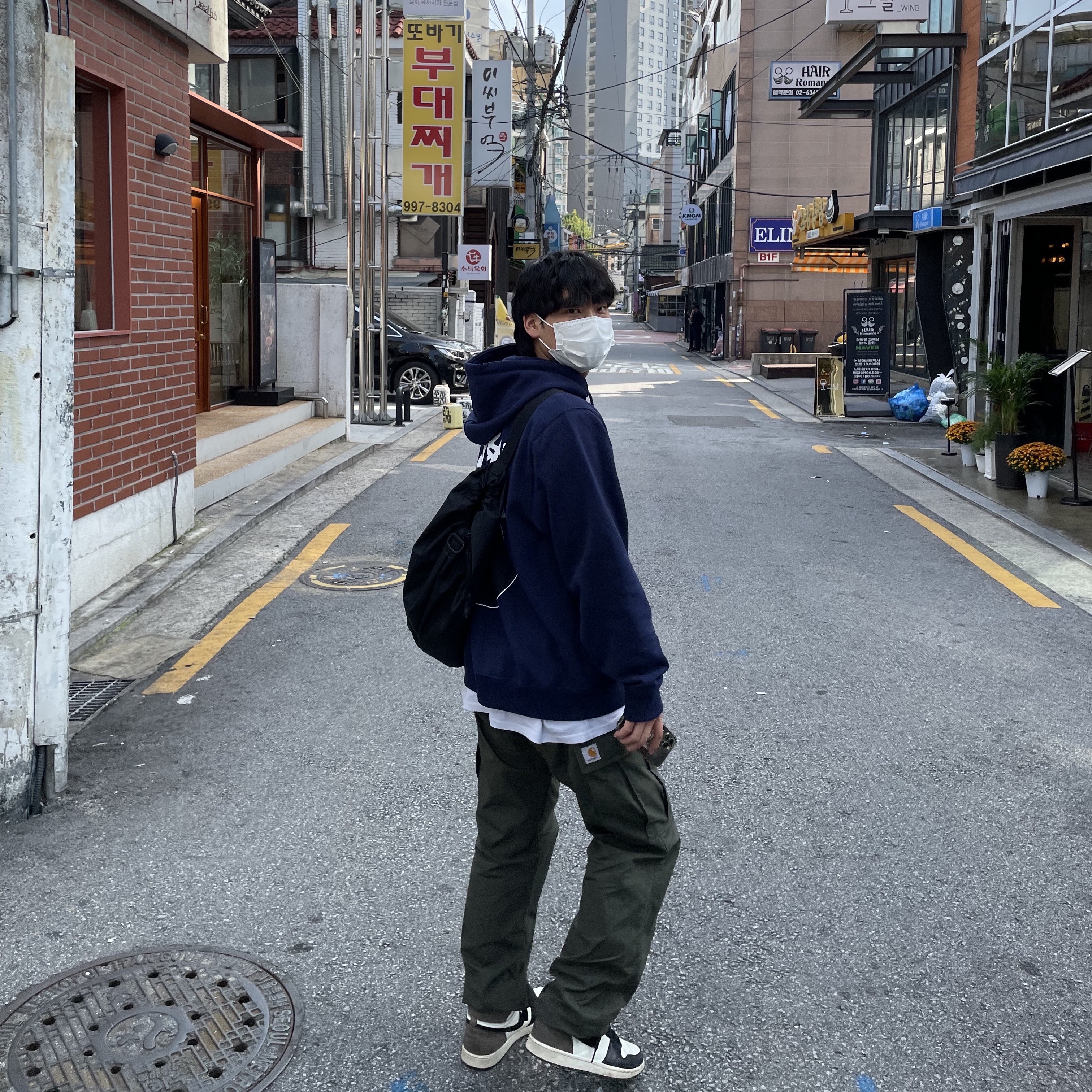 Stussy 8 Ball Hoodie Navy - 21FW, Jordan 1 Retro High OG Black Mocha 착용 스타일