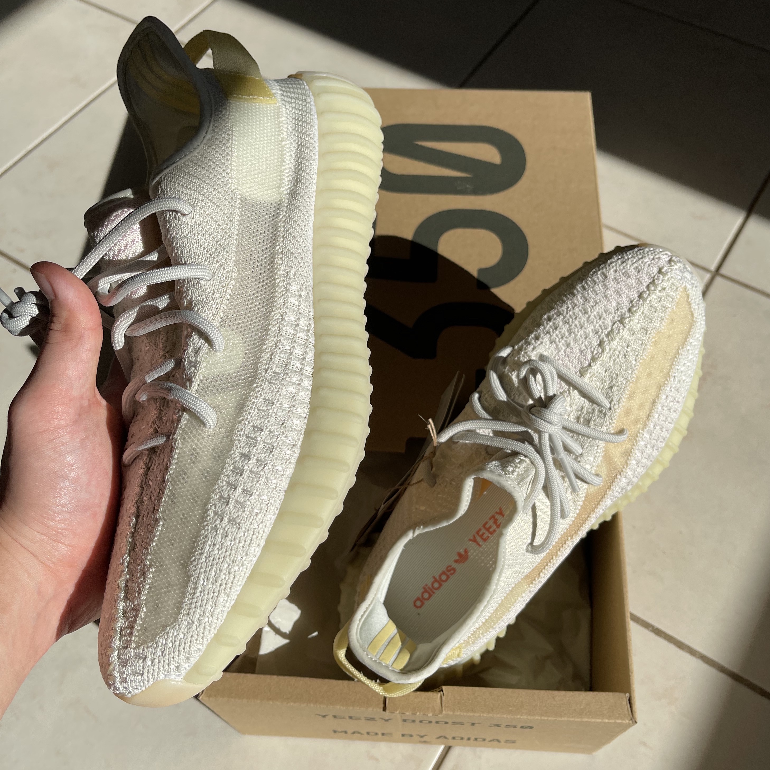 Adidas Yeezy Boost 350 V2 Light 착용 스타일