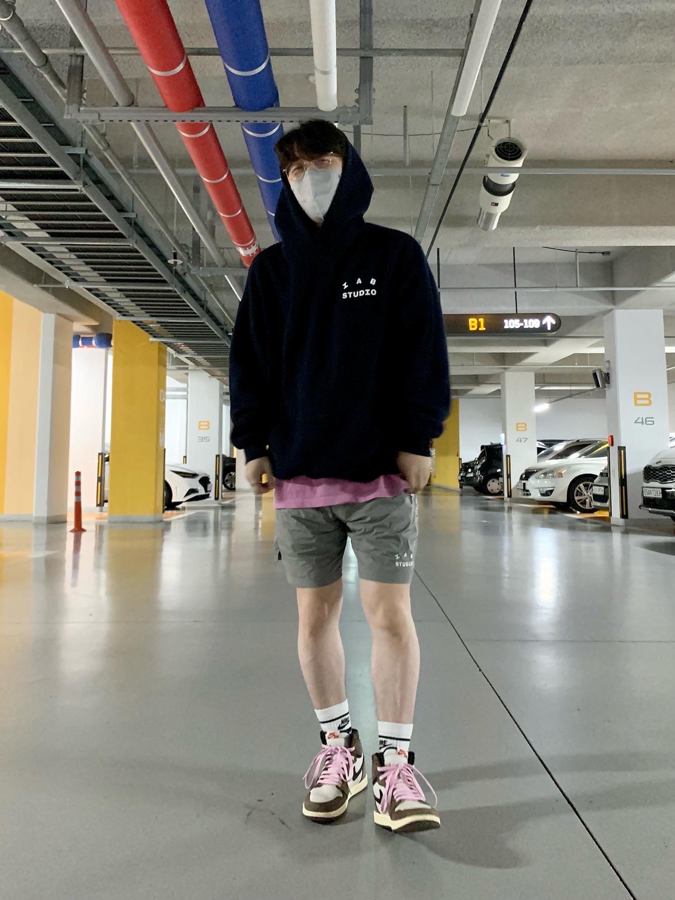 IAB Studio Hoodie Navy - 21SS, IAB Studio Woven Shorts Gray 착용 스타일