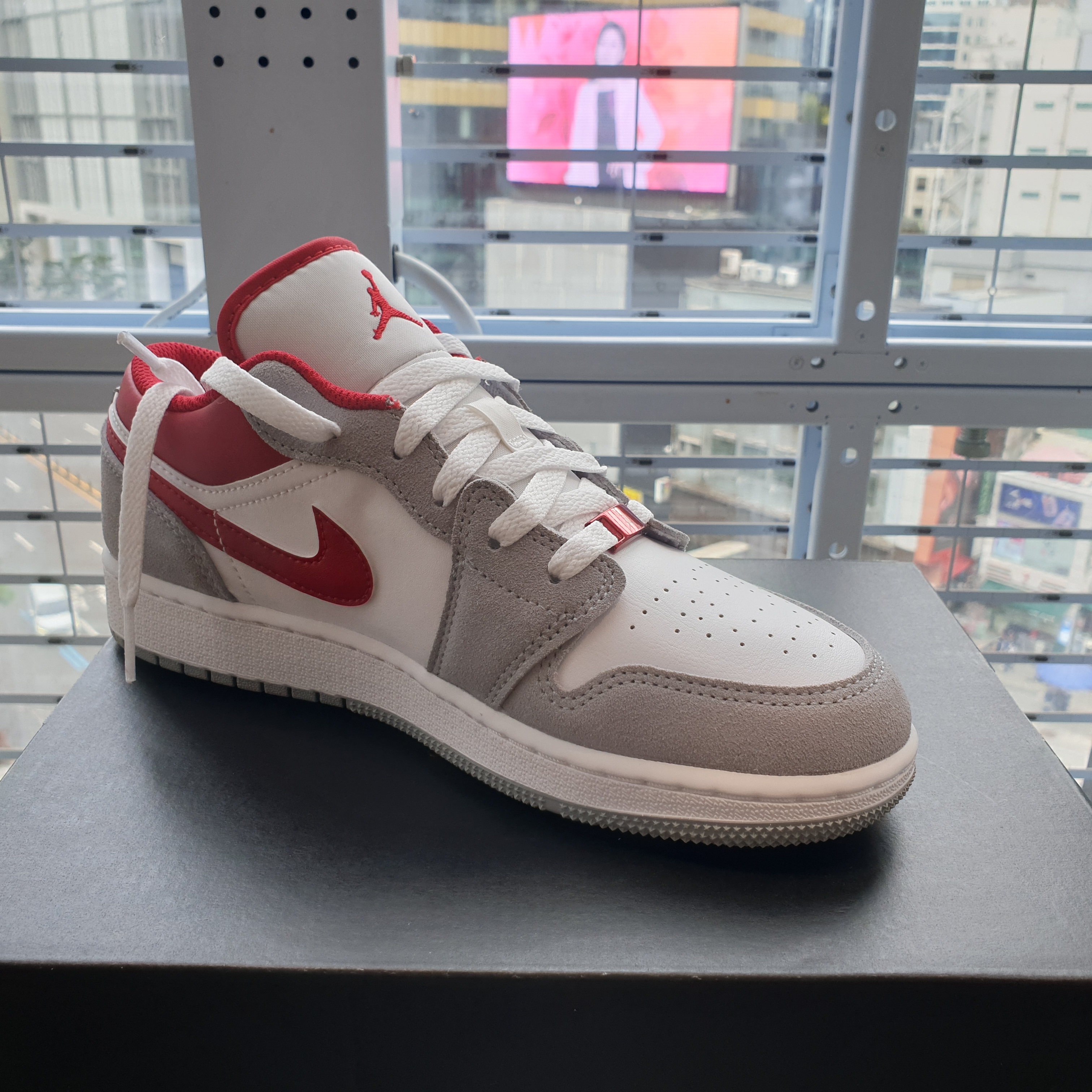 (GS) Jordan 1 Low SE Light Smoke Grey Gym Red 착용 스타일