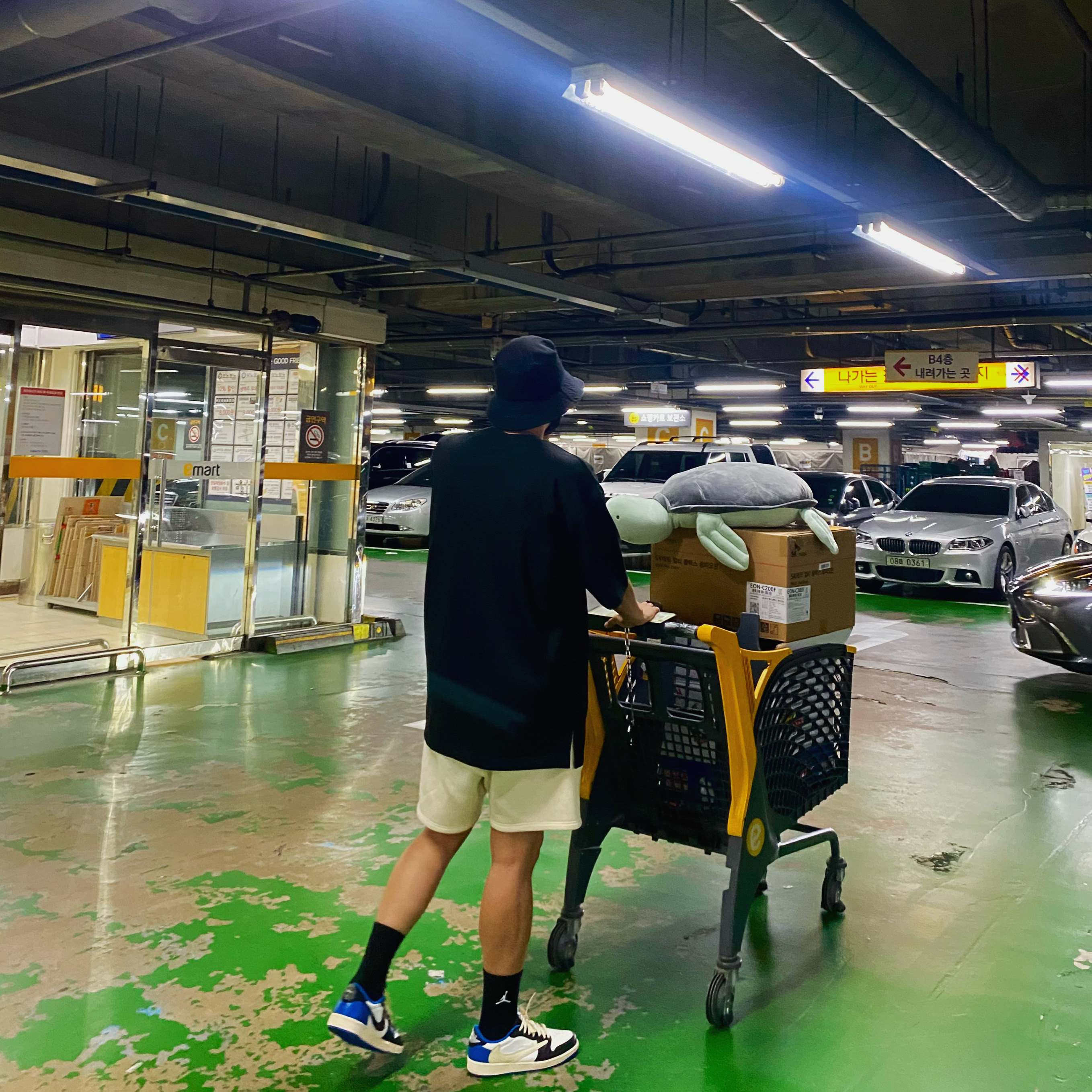 Jordan 1 x Travis Scott x Fragment Retro Low OG SP Military Blue 착용 스타일