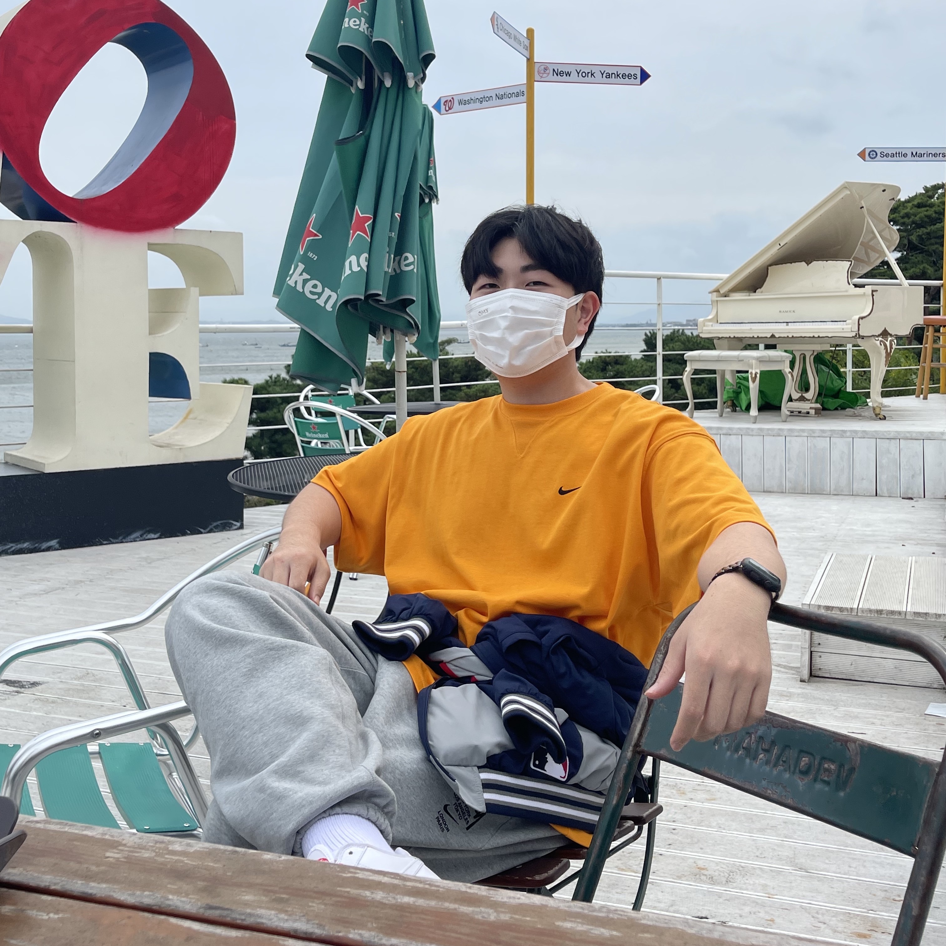 Nike x Kim Jones Oversized T-Shirt Circuit Orange - Asia, Supreme x New York Yankees Track Jacket Navy - 21FW 착용 스타일