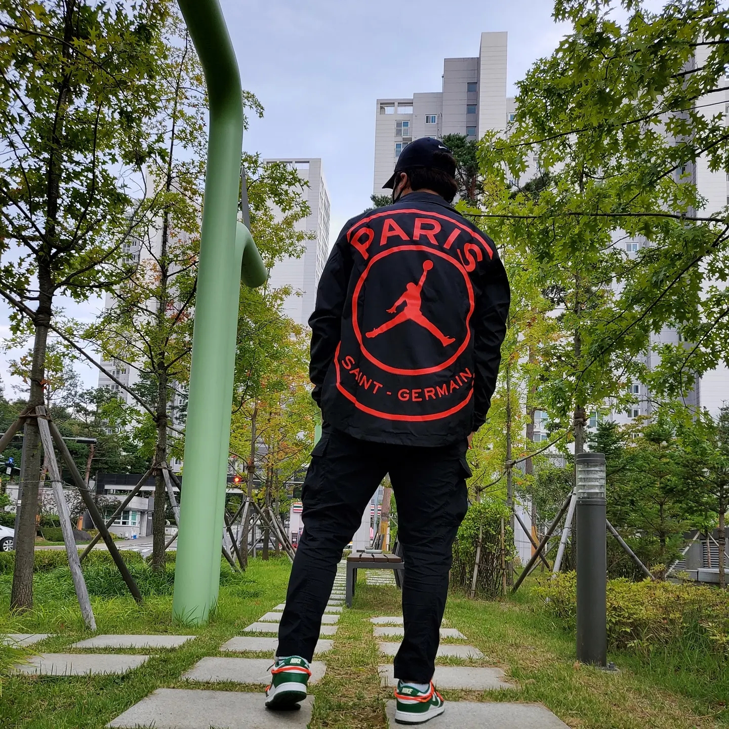 Jordan x Paris Saint-Germain Coach Jacket Black Infrared, Nike x Off-White Dunk Low Pine Green 착용 스타일 - 2