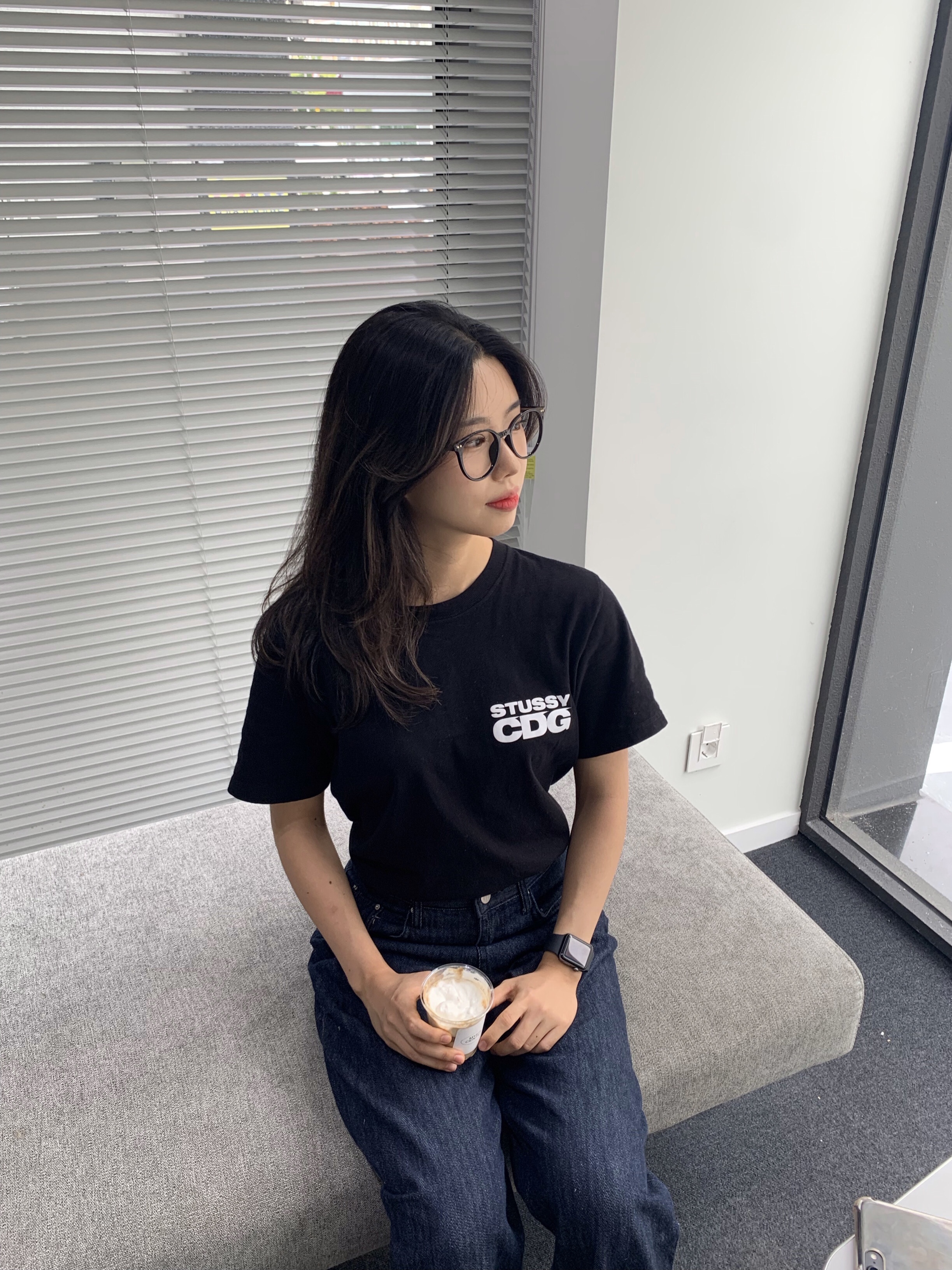 Stussy x CDG Surfman T-Shirt Black 착용 스타일 - 2