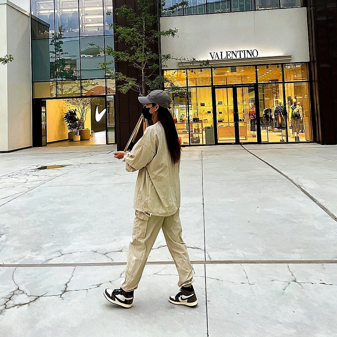 Jordan 1 x Travis Scott Retro High OG SP Mocha 착용 스타일 - 2