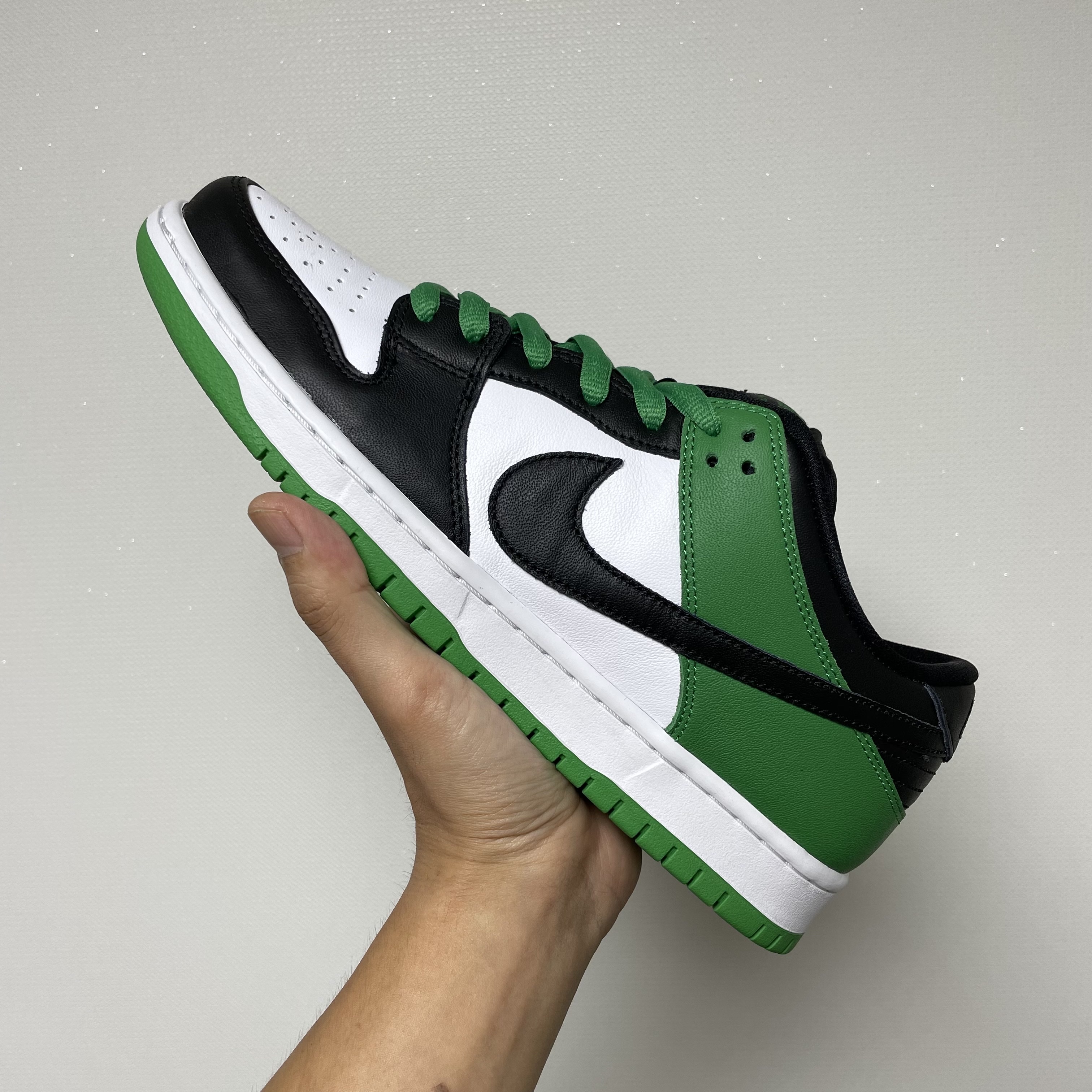 Nike SB Dunk Low Pro Black and Classic Green 착용 스타일