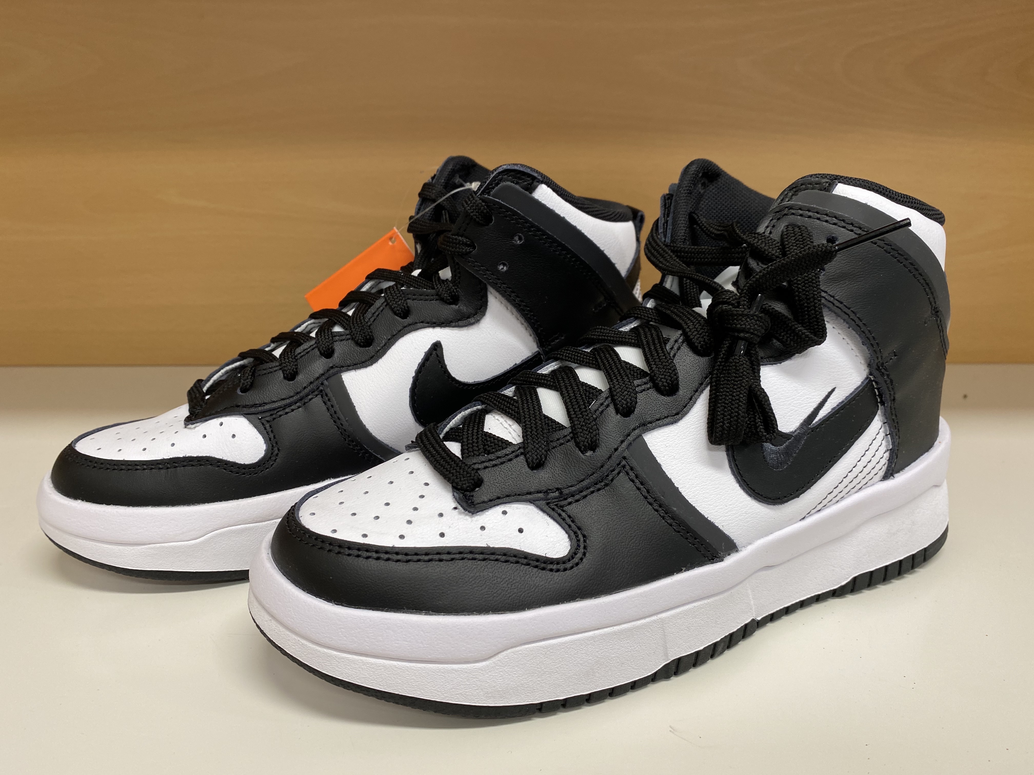 (W) Nike Dunk High Up Black and White 착용 스타일 - 1