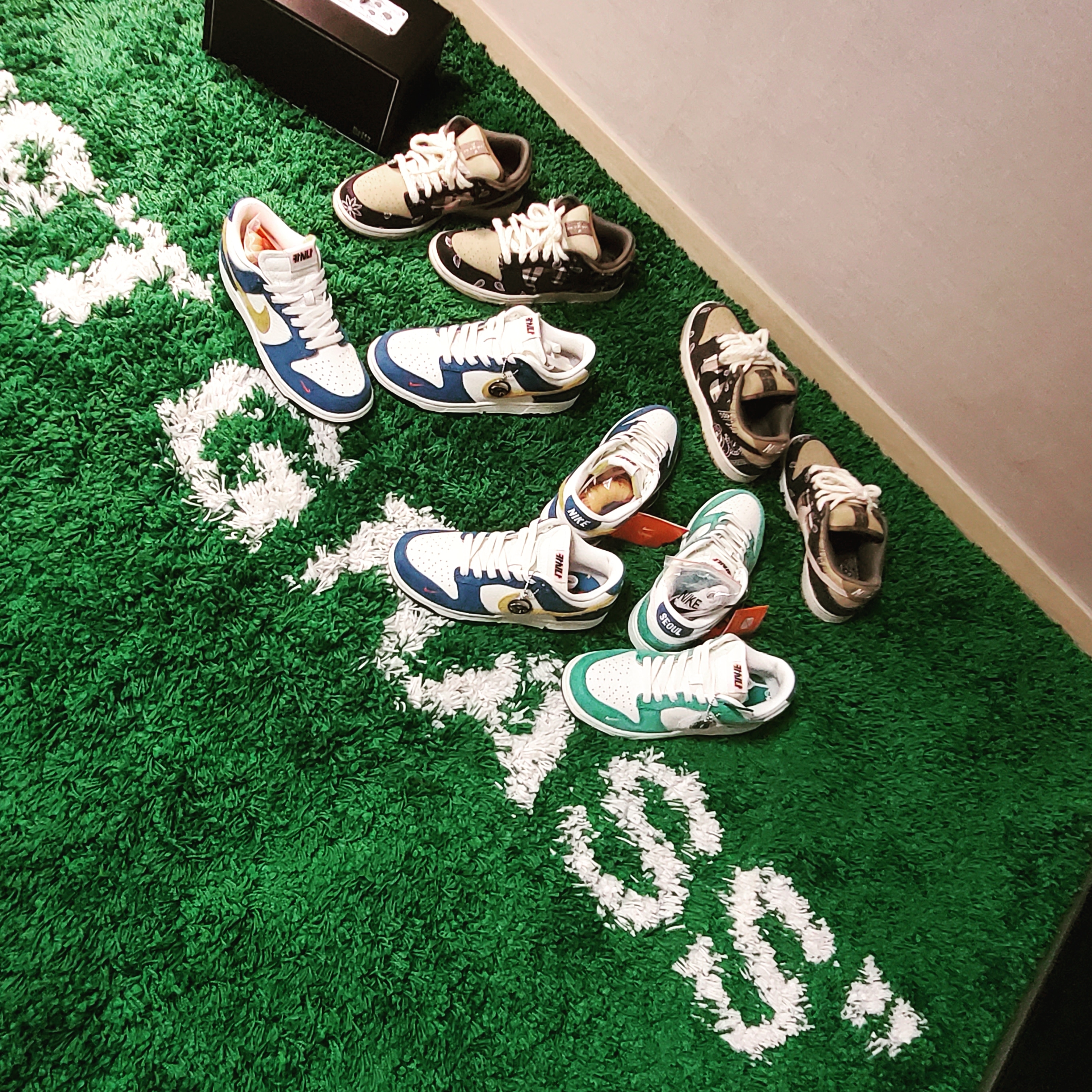 Nike x Kasina Dunk Low Road Sign - Kasina Exclusive, Nike x Kasina Dunk Low 80's Bus 착용 스타일 - 1