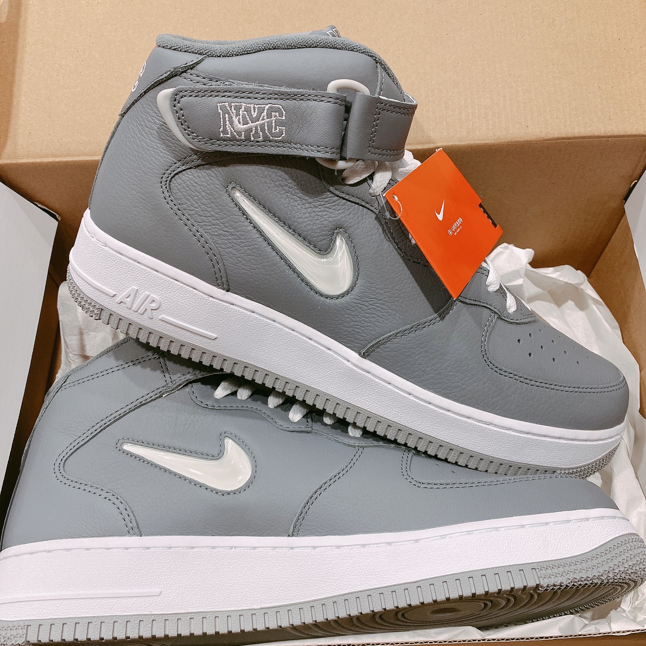 Nike Air Force 1 Mid QS NYC Cool Grey 착용 스타일 - 1