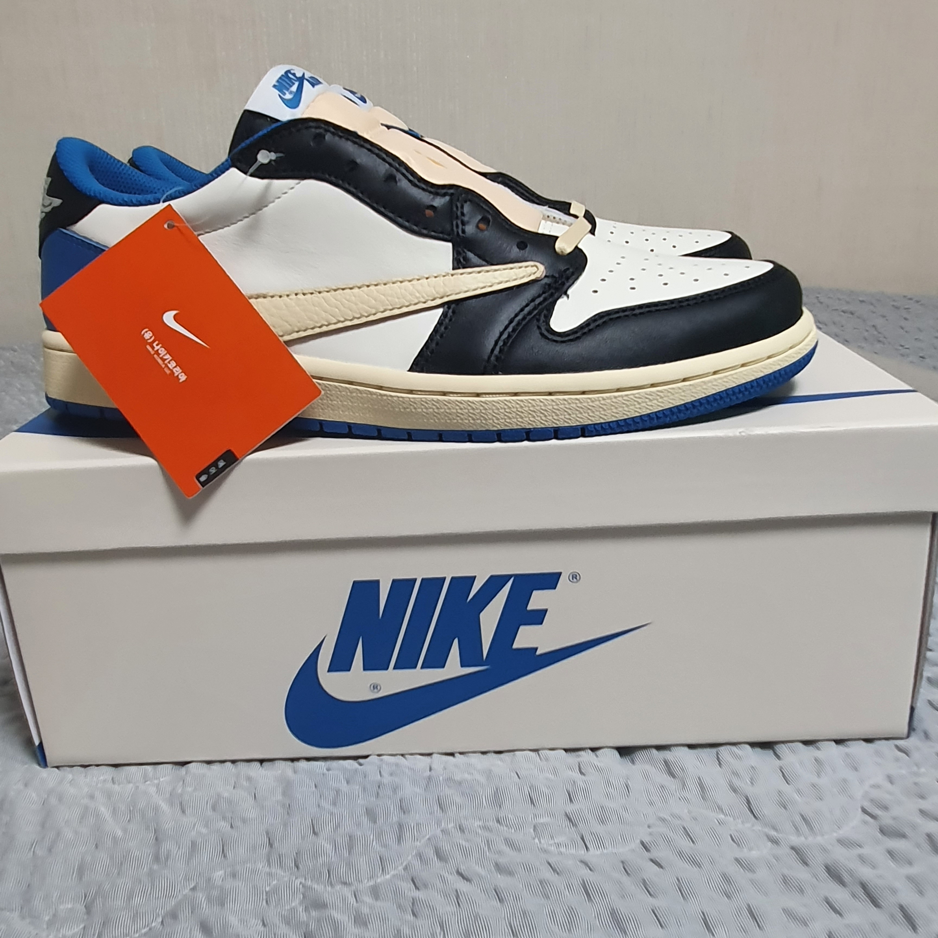 Jordan 1 x Travis Scott x Fragment Retro Low OG SP Military Blue 착용 스타일 - 3