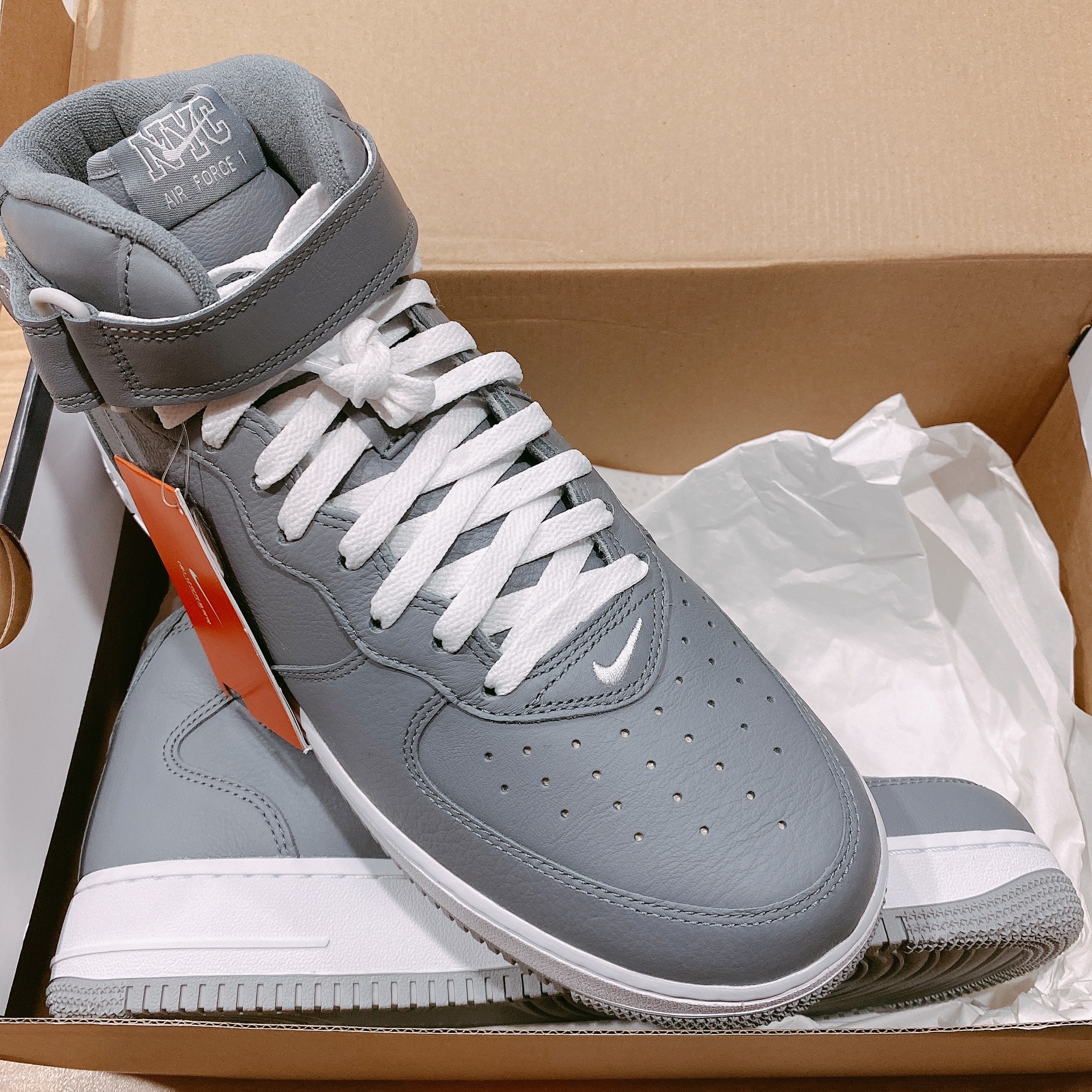 Nike Air Force 1 Mid QS NYC Cool Grey 착용 스타일 - 2