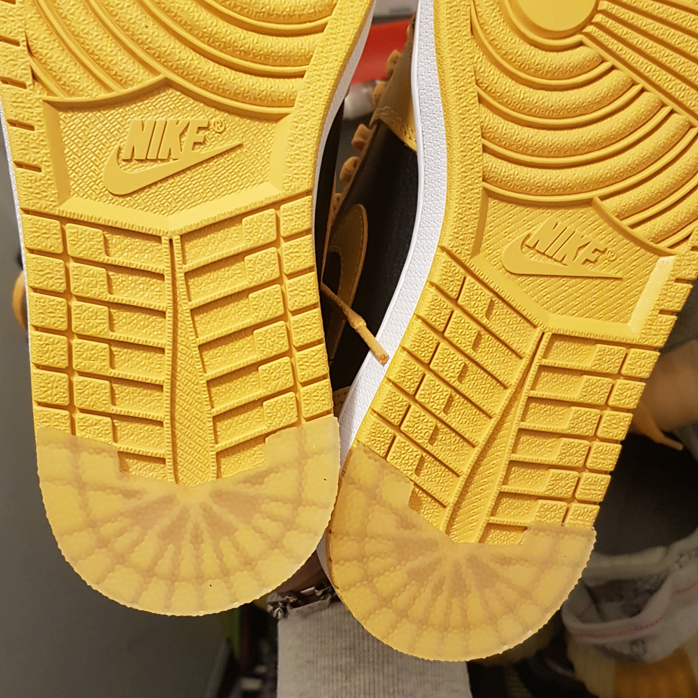 Jordan 1 Retro High OG Pollen, Adidas Yeezy Boost 350 V2 Desert Sage 착용 스타일 - 2